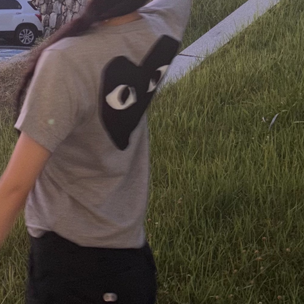 (W) Play Comme des Garcons Logo T-Shirt Grey 착용 스타일