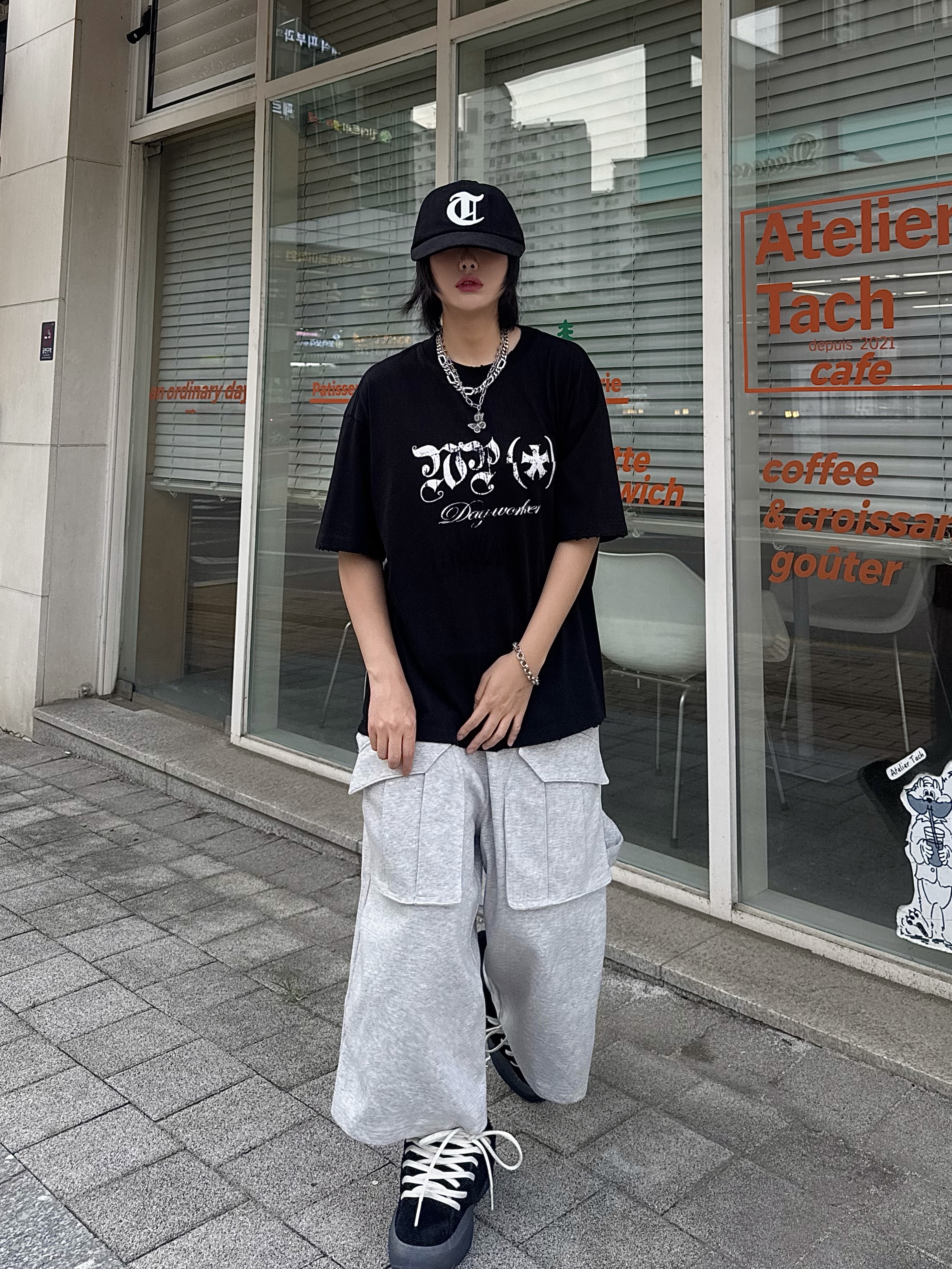 [KREAM 단독] Flavorism Bermuda Cargo Sweat Pants Melange, Wapworks Dayworker T-Shirt Black 착용 스타일 - 3