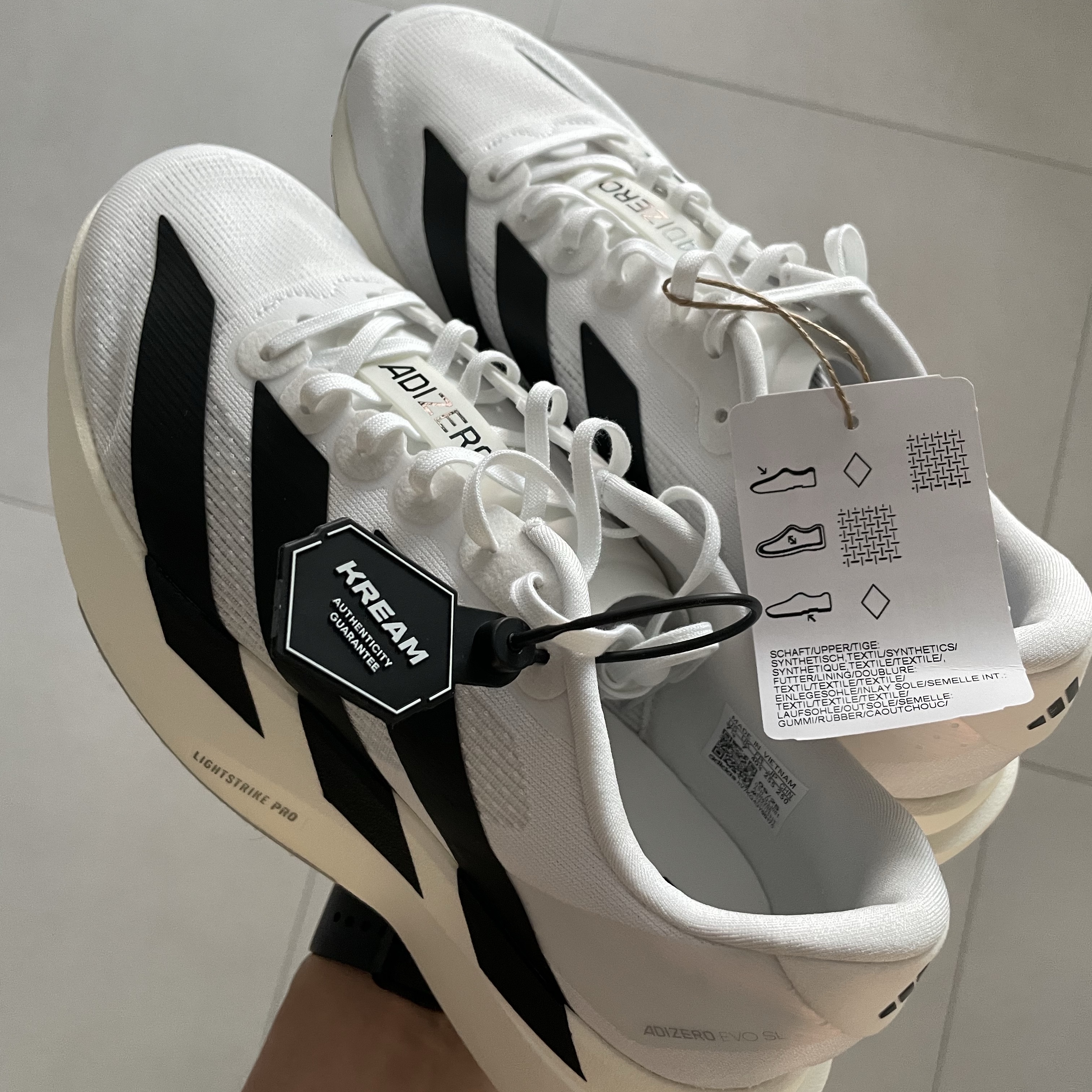 Adidas Adizero EVO SL Cloud White Core Black 착용 스타일 - 1