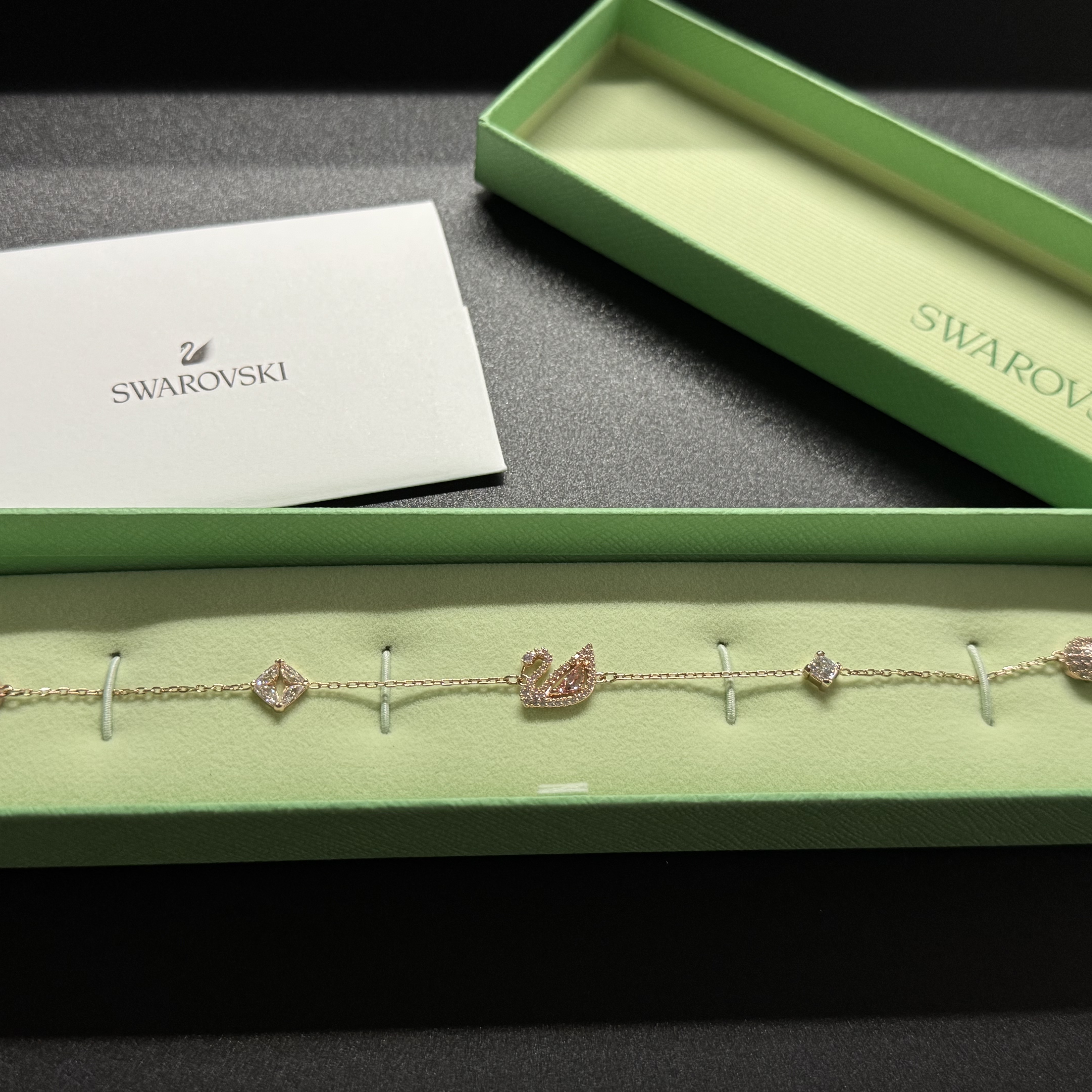 (W) Swarovski Dazzling Swan Bracelet Pink Rose Gold Plated 착용 스타일