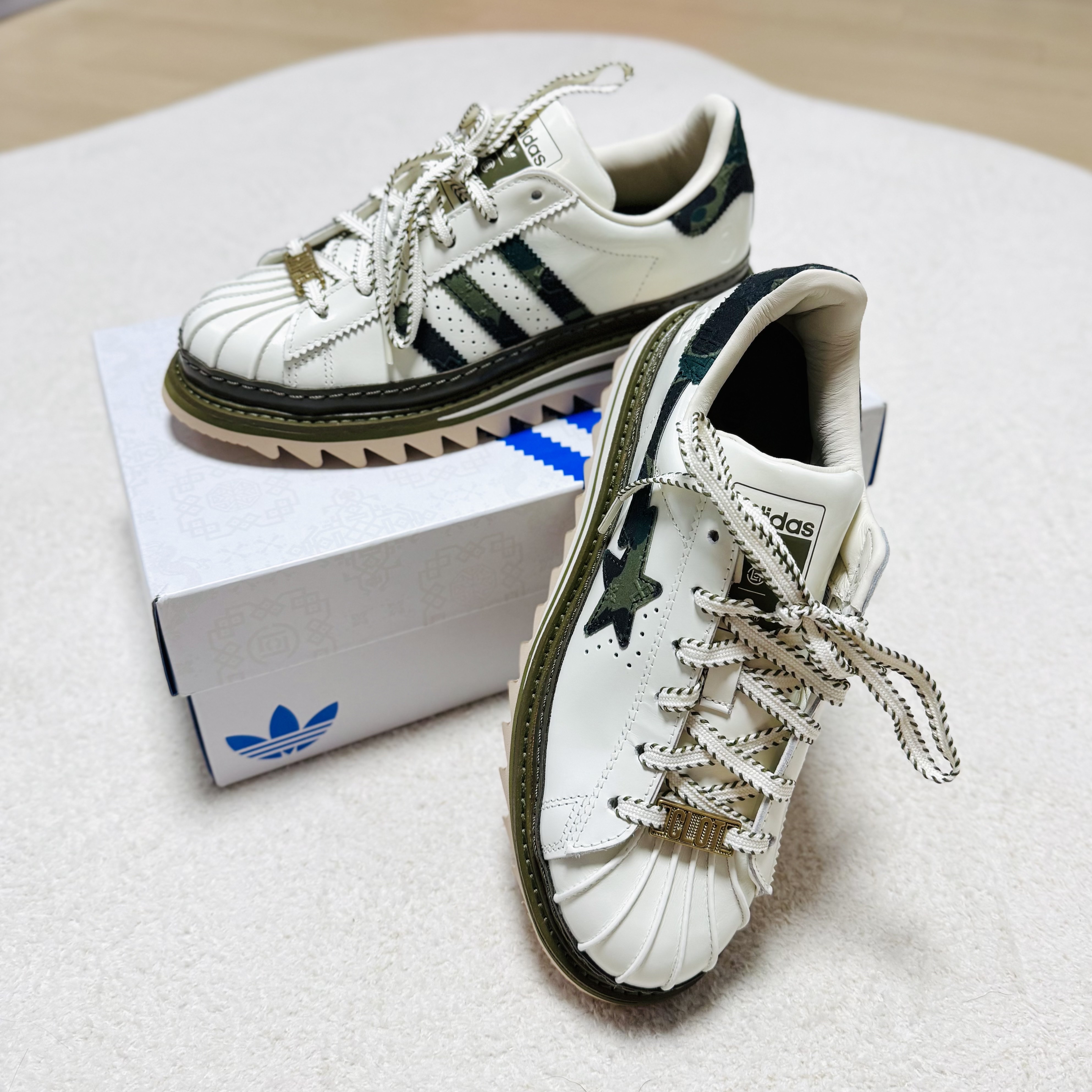 Adidas x BAPE x Edison Chen Clot Superstar Off White Branch, Adidas x Clot Superstar Cloud White Core Black 착용 스타일 - 2
