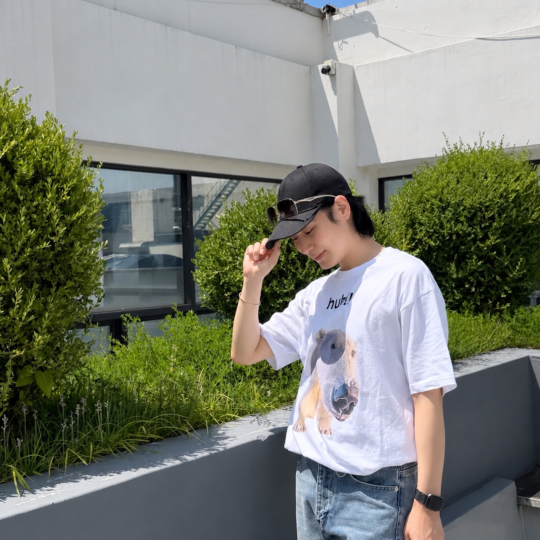 Suade Huh Tee White 착용 스타일 - 2