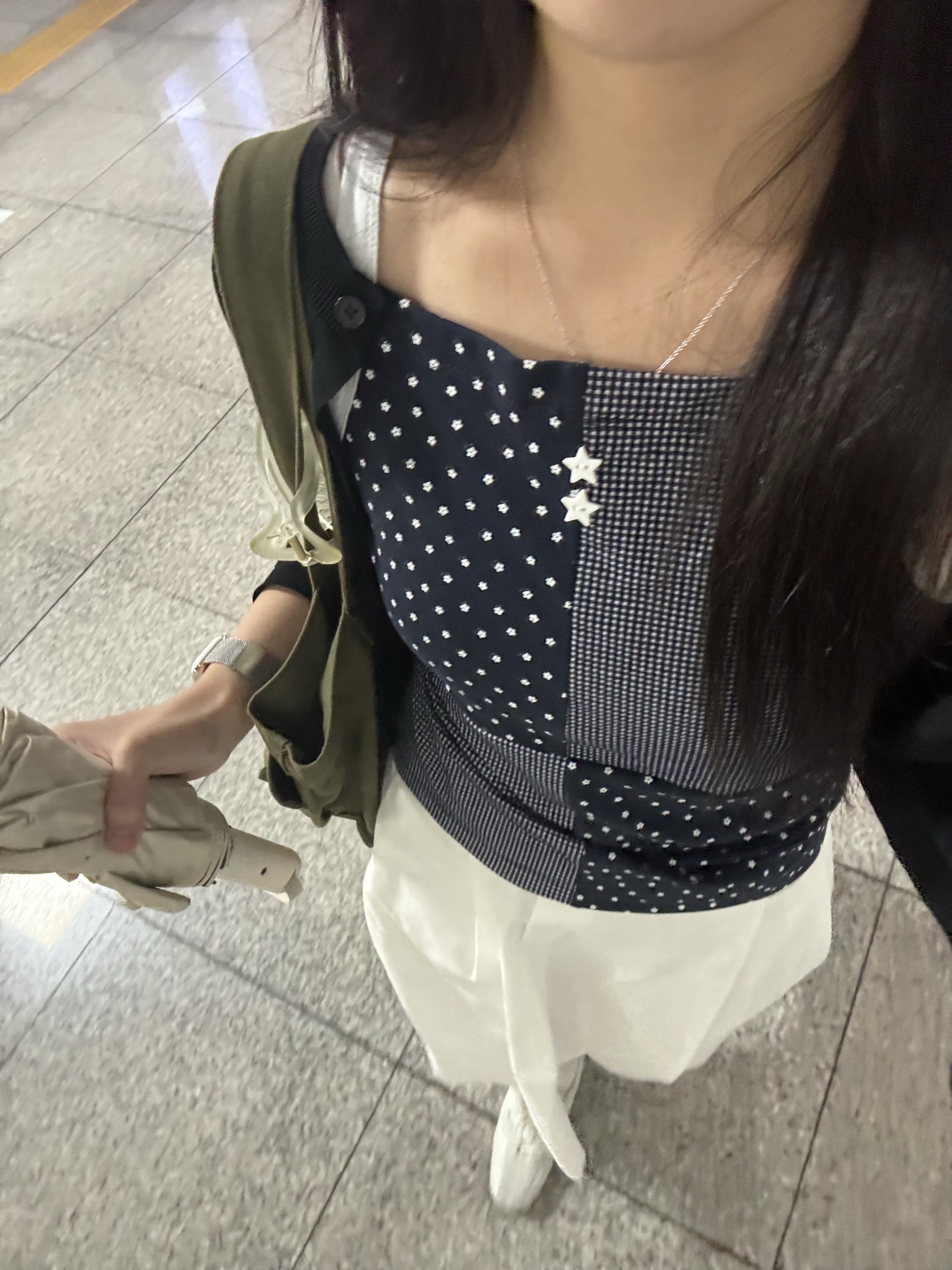 CAVISH Mix Patch Sleeveless Navy 착용 스타일 - 5