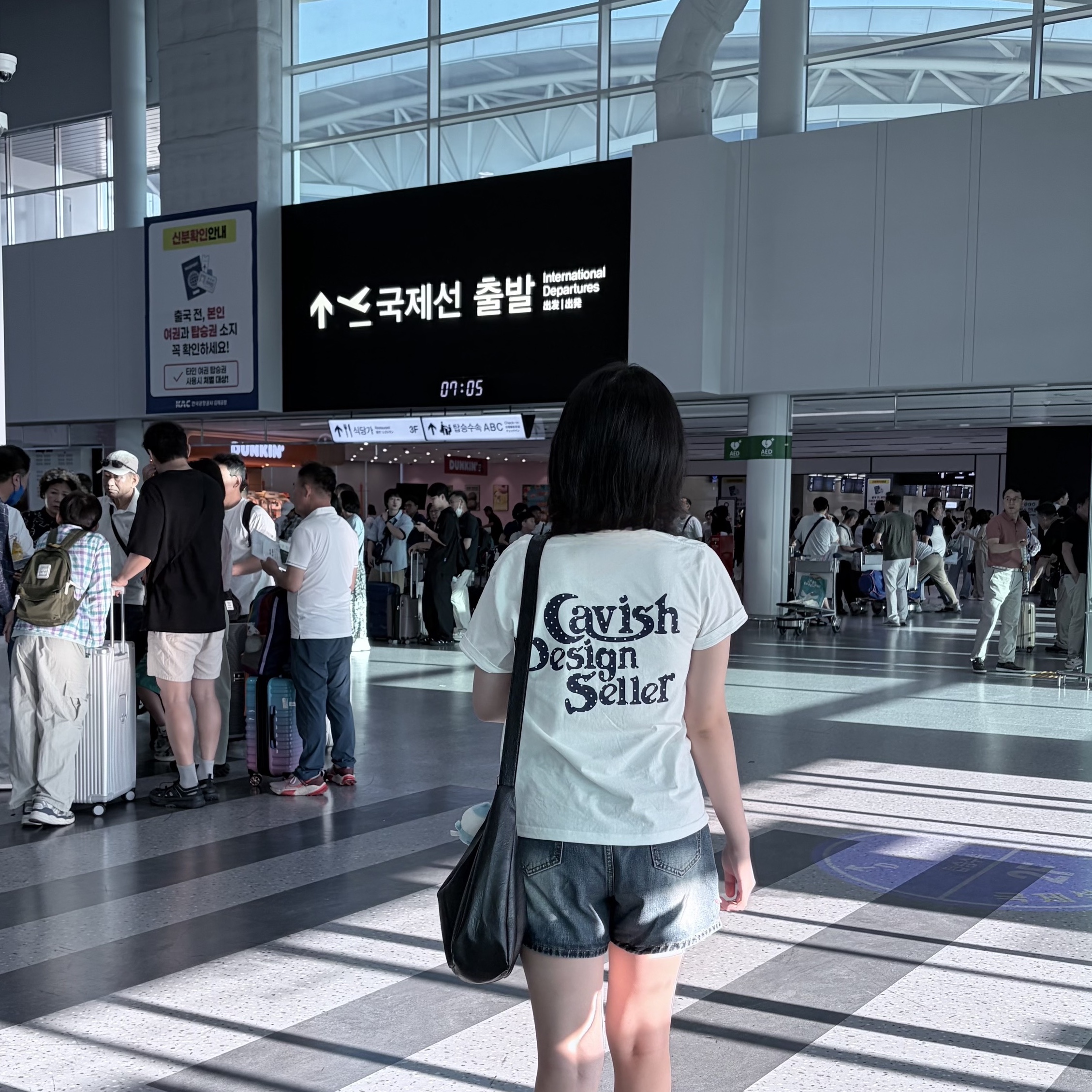 CAVISH W Star Seller Logo SS Tee White 착용 스타일 - 1