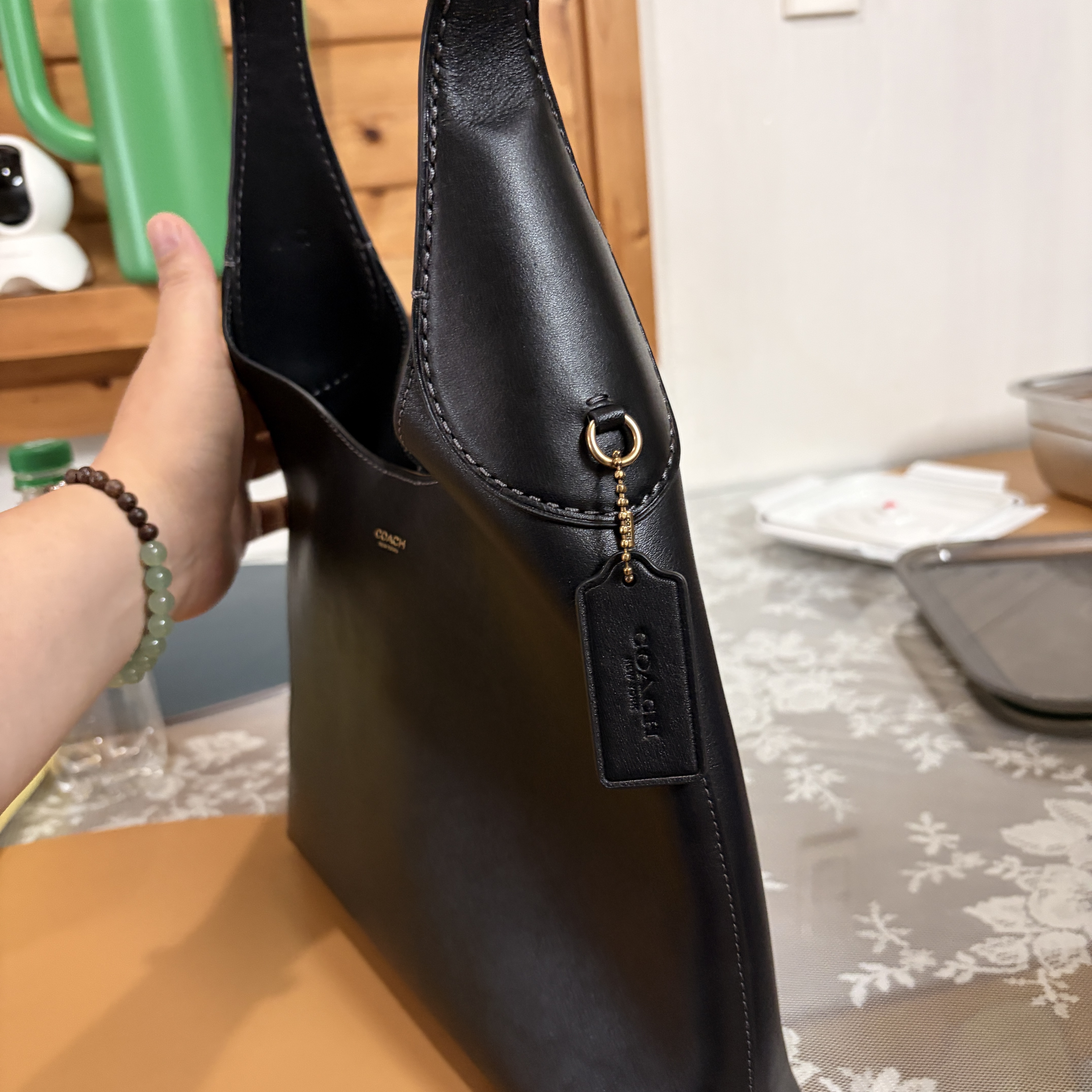 Coach Brooklyn shoulder Bag 28 Brass & Black 착용 스타일 - 2