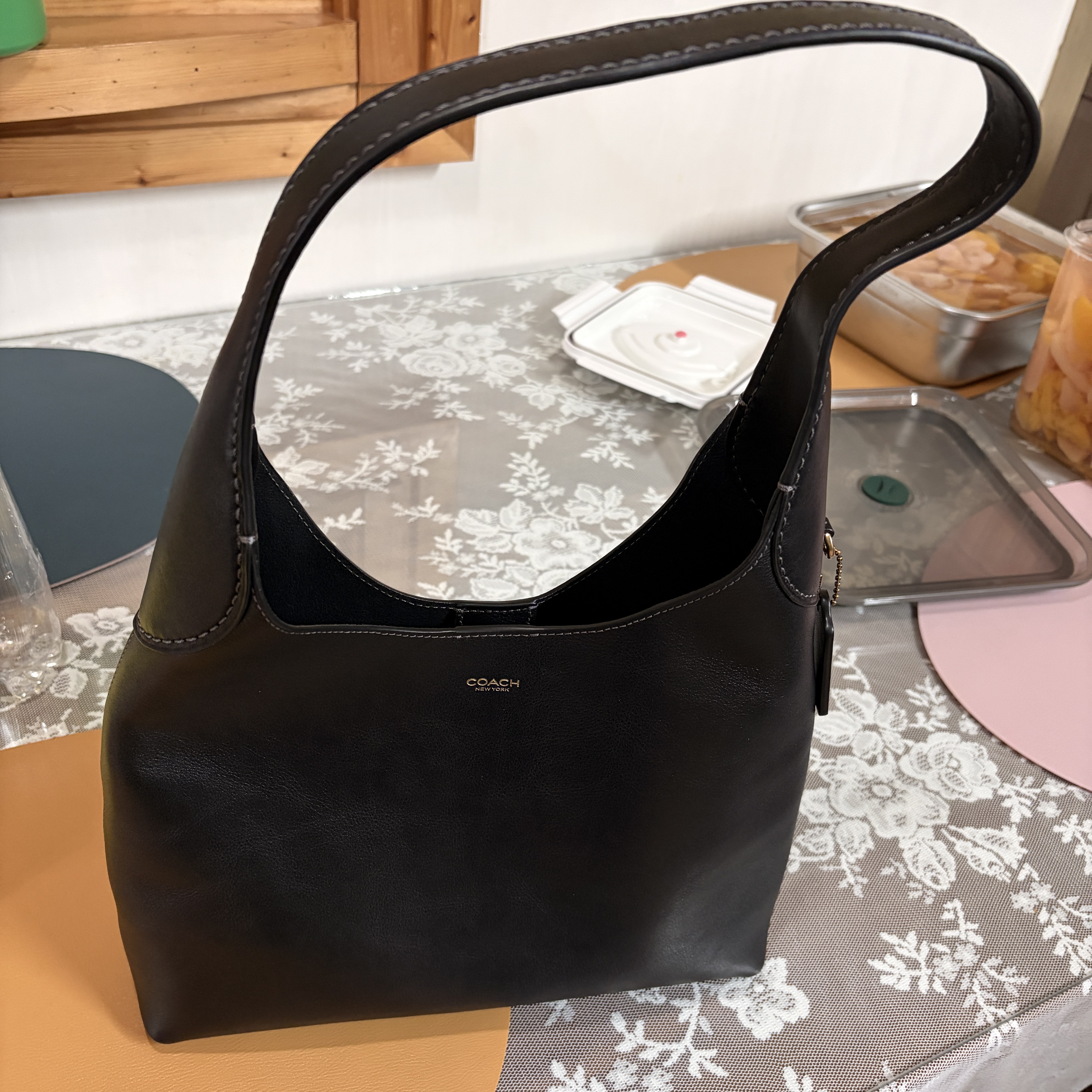 Coach Brooklyn shoulder Bag 28 Brass & Black 착용 스타일 - 4