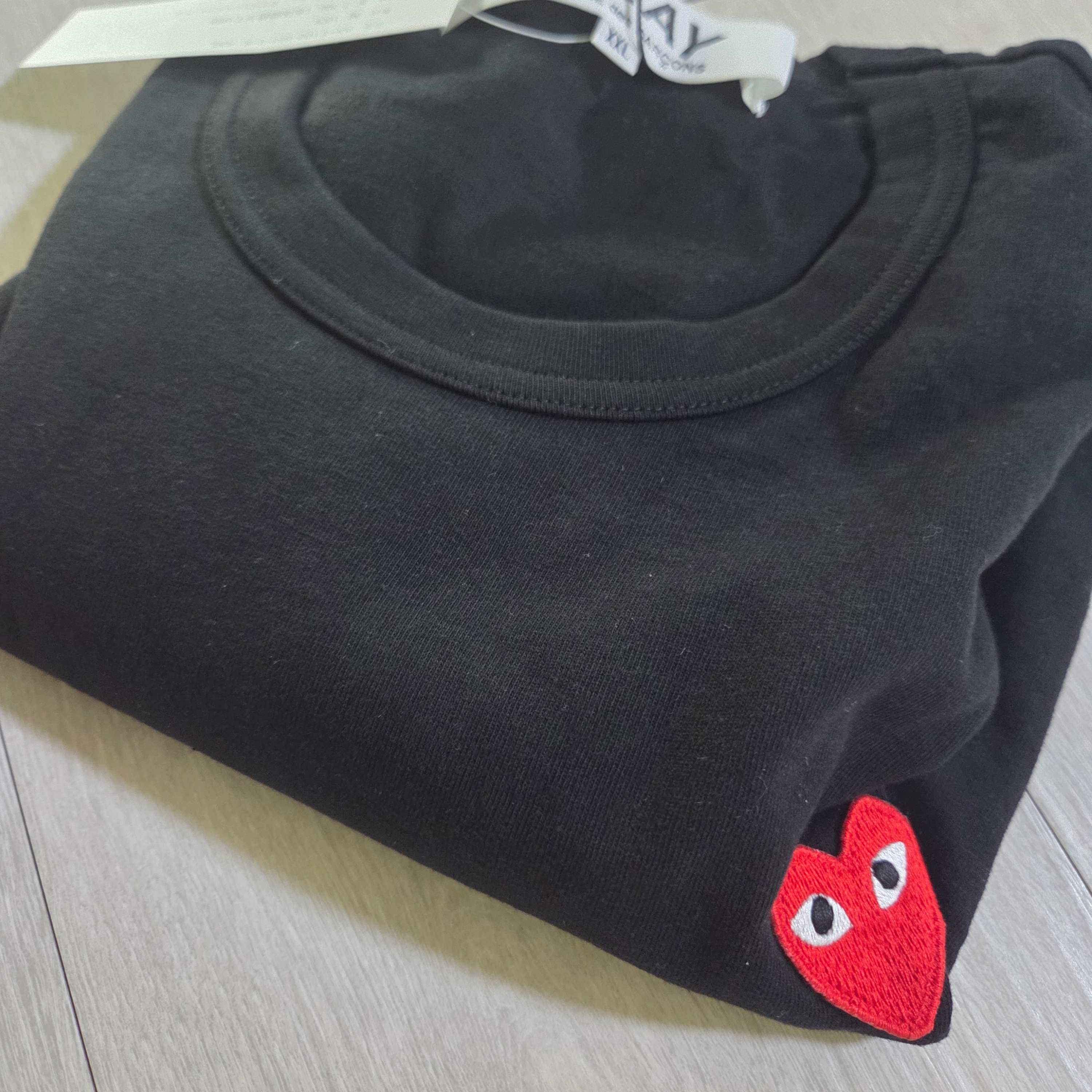 Play Comme des Garcons Red Heart T-Shirt Black 착용 스타일 - 2