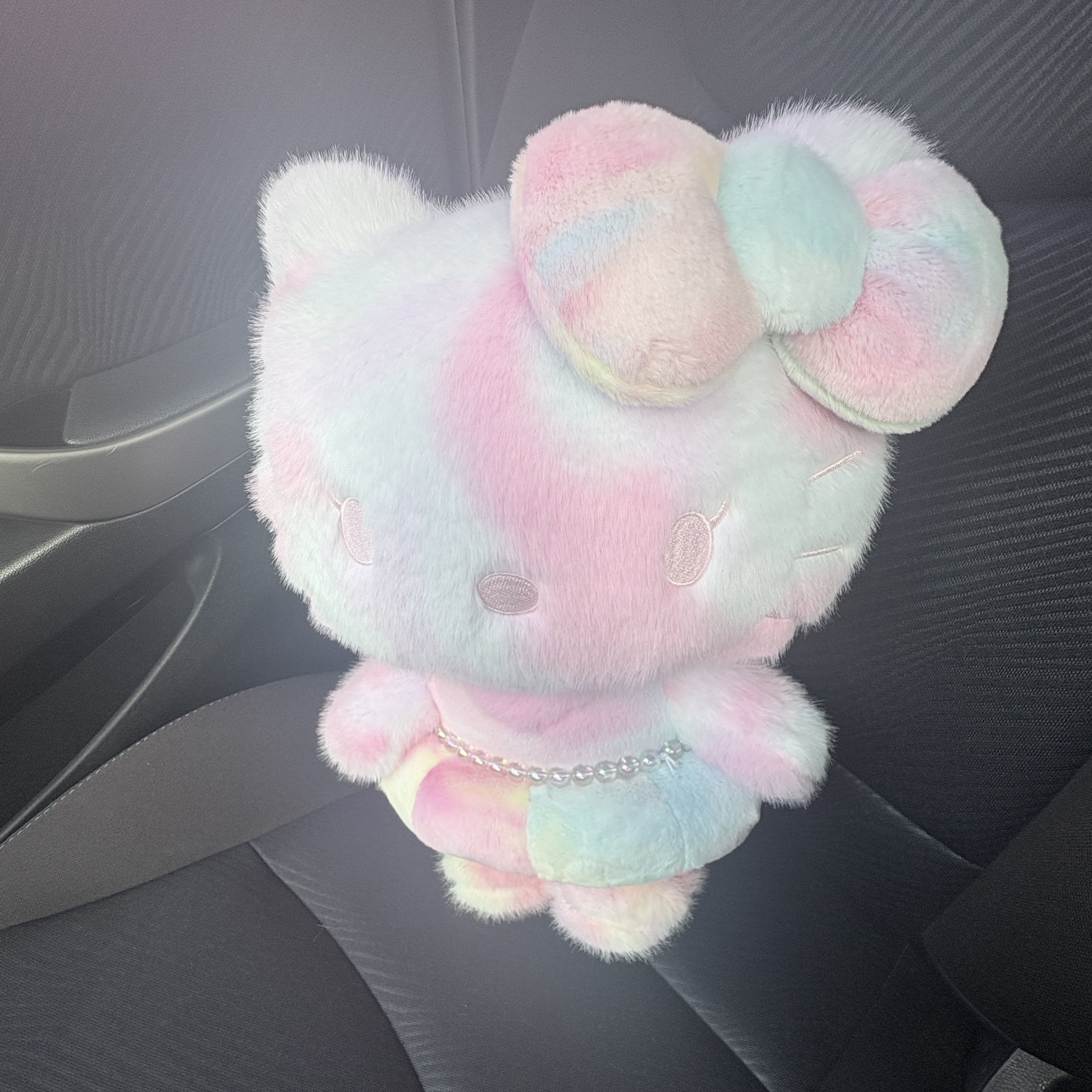HELLO KITTY x JISOO 40cm Character Doll Rainbow 착용 스타일