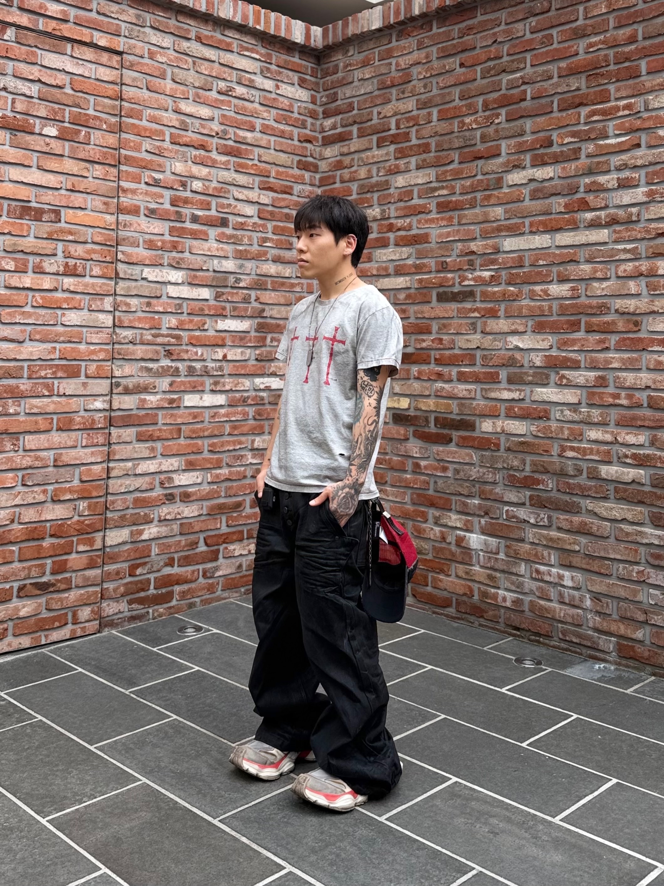 tornortied Messiah T-Shirt
Gray, tornortied Appliqué Mesh Cap Red 착용 스타일 - 2