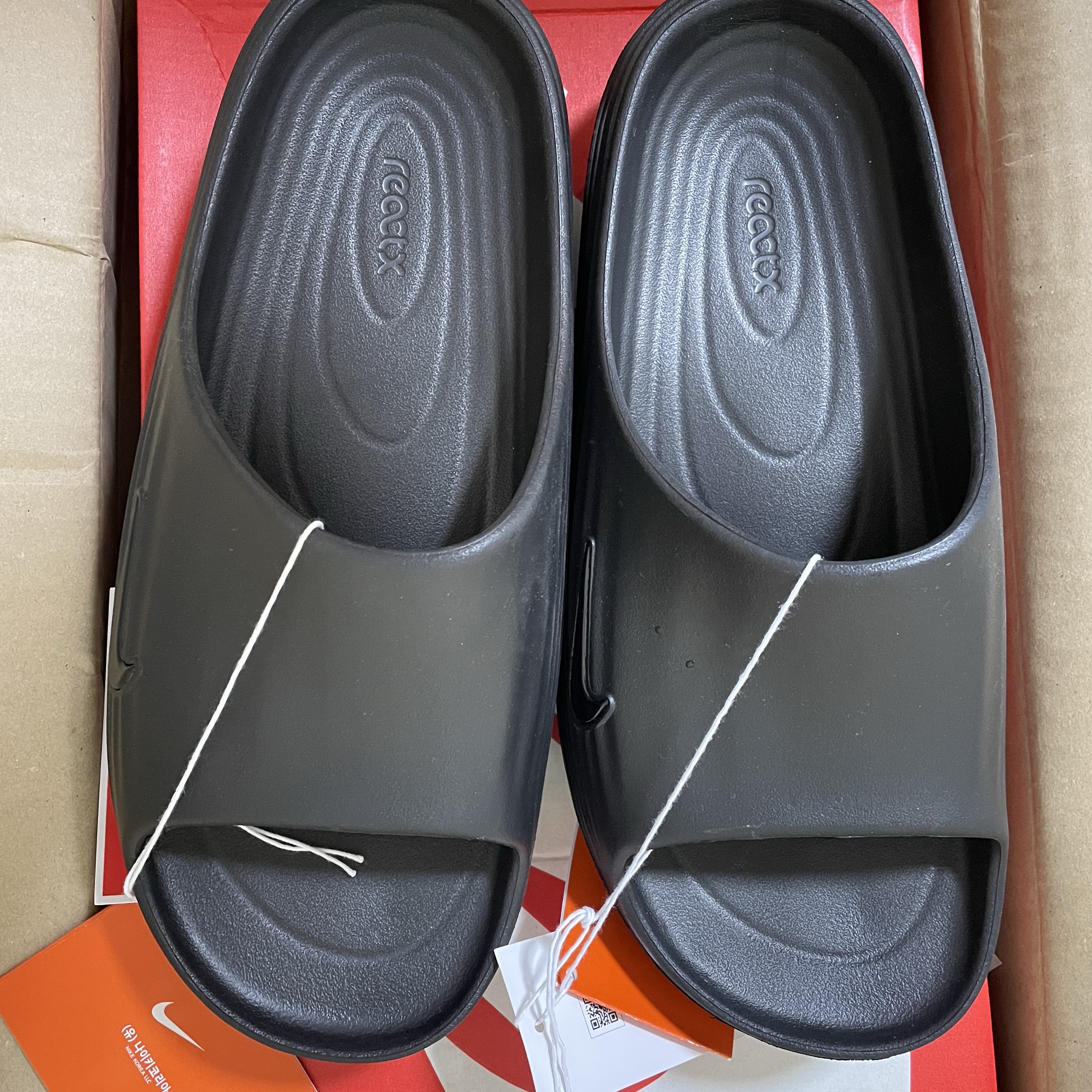 Nike ReactX Rejuven8 Slide Black 착용 스타일 - 2
