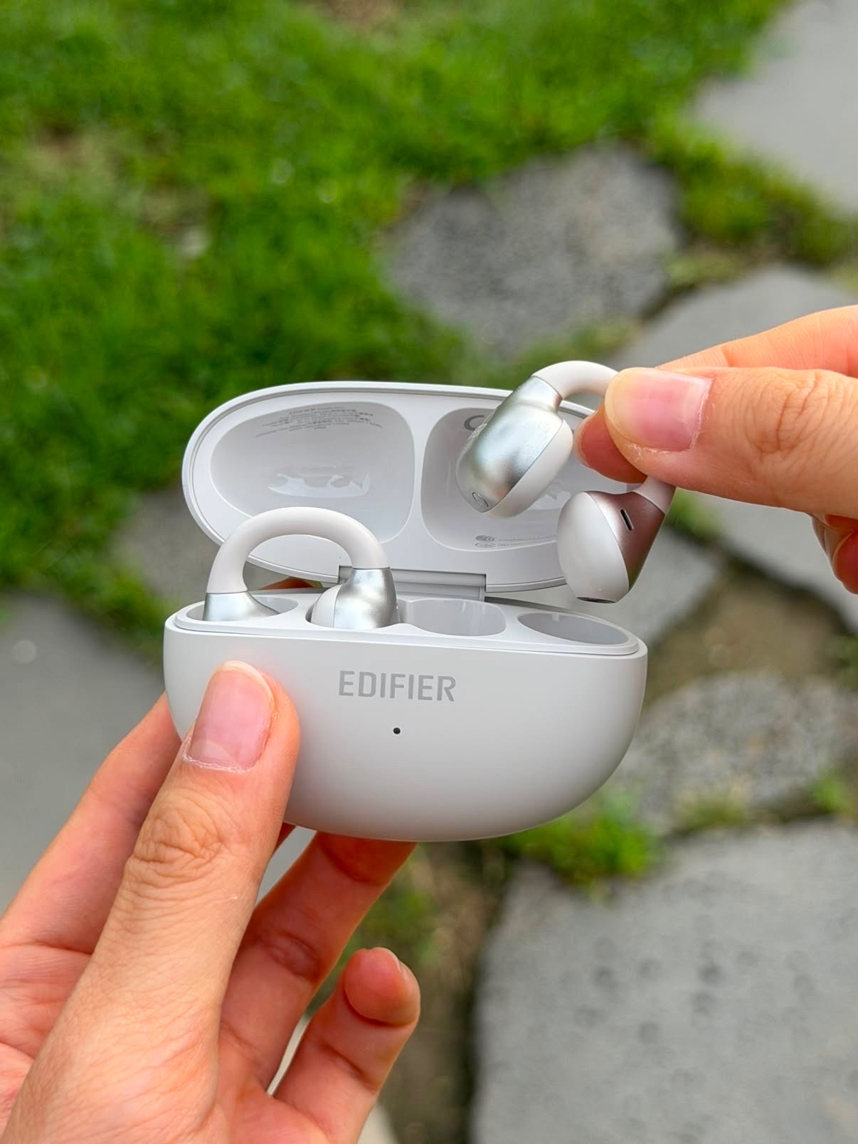 Edifier Comfo Bass Open-Ear Bluetooth Earbuds - Silver 착용 스타일 - 6