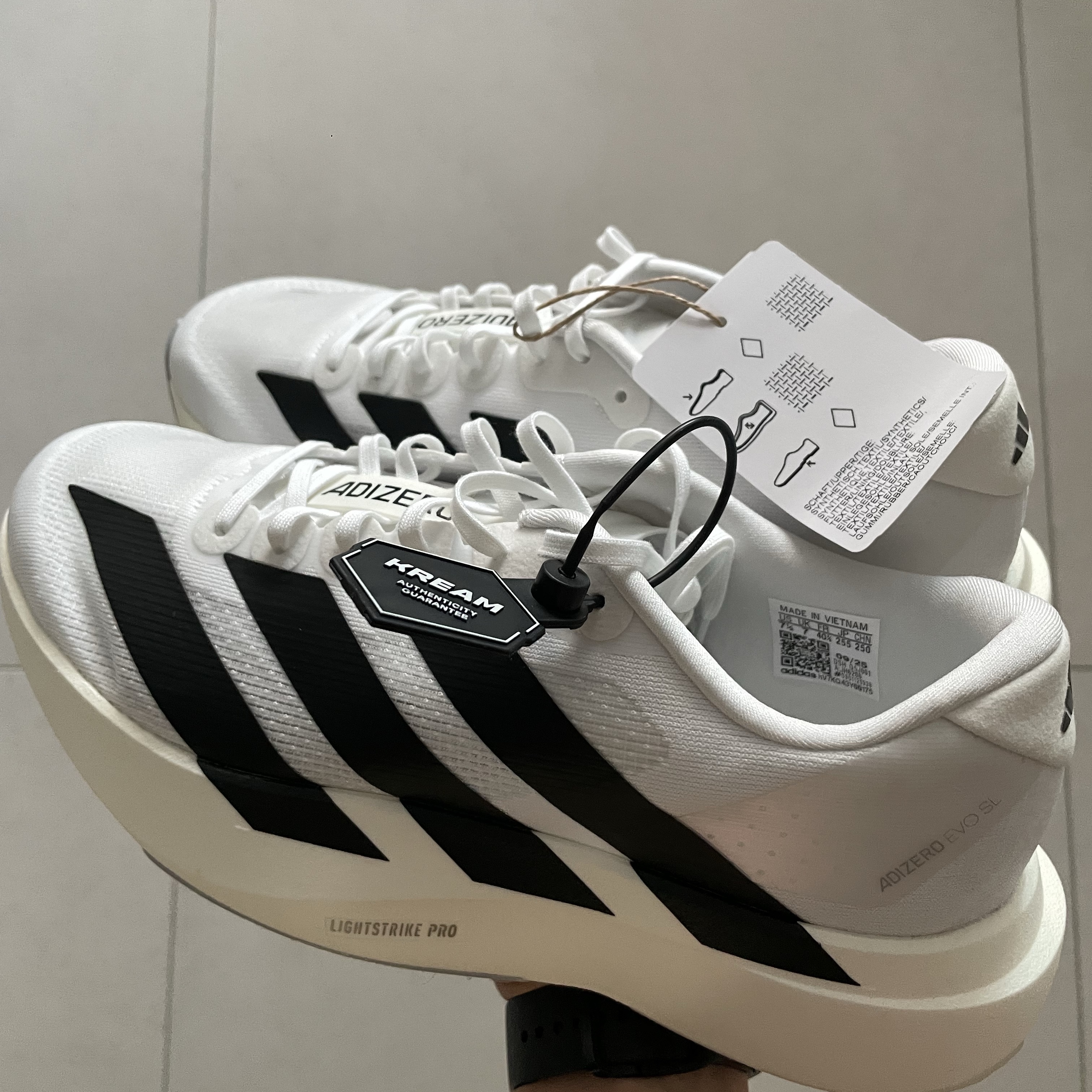 Adidas Adizero EVO SL Cloud White Core Black 착용 스타일 - 2