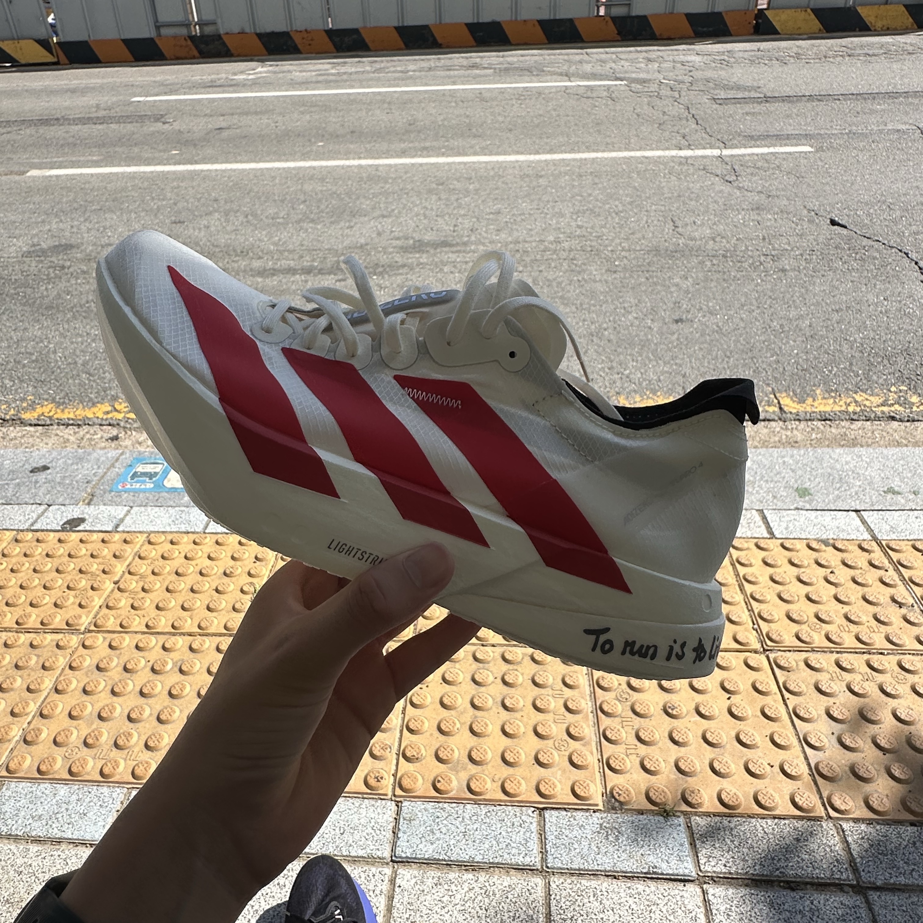 Adidas Adizero Adios Pro 4 Off White Better Scarlet 착용 스타일 - 3