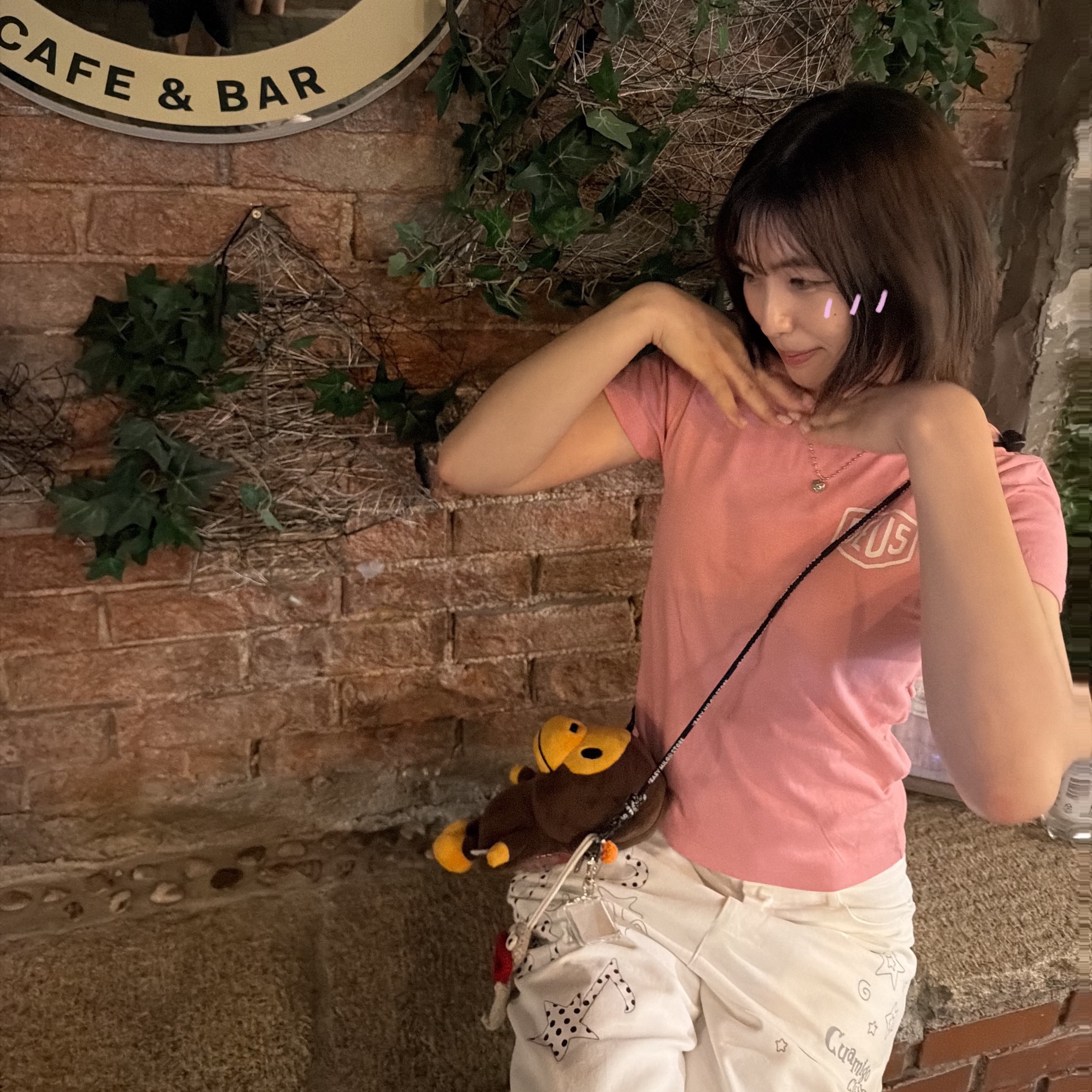 (W) Deus Ex Machina Seoul College Address T-Shirt Pink, BAPE Baby Milo Mobile Bag Brown 착용 스타일 - 1
