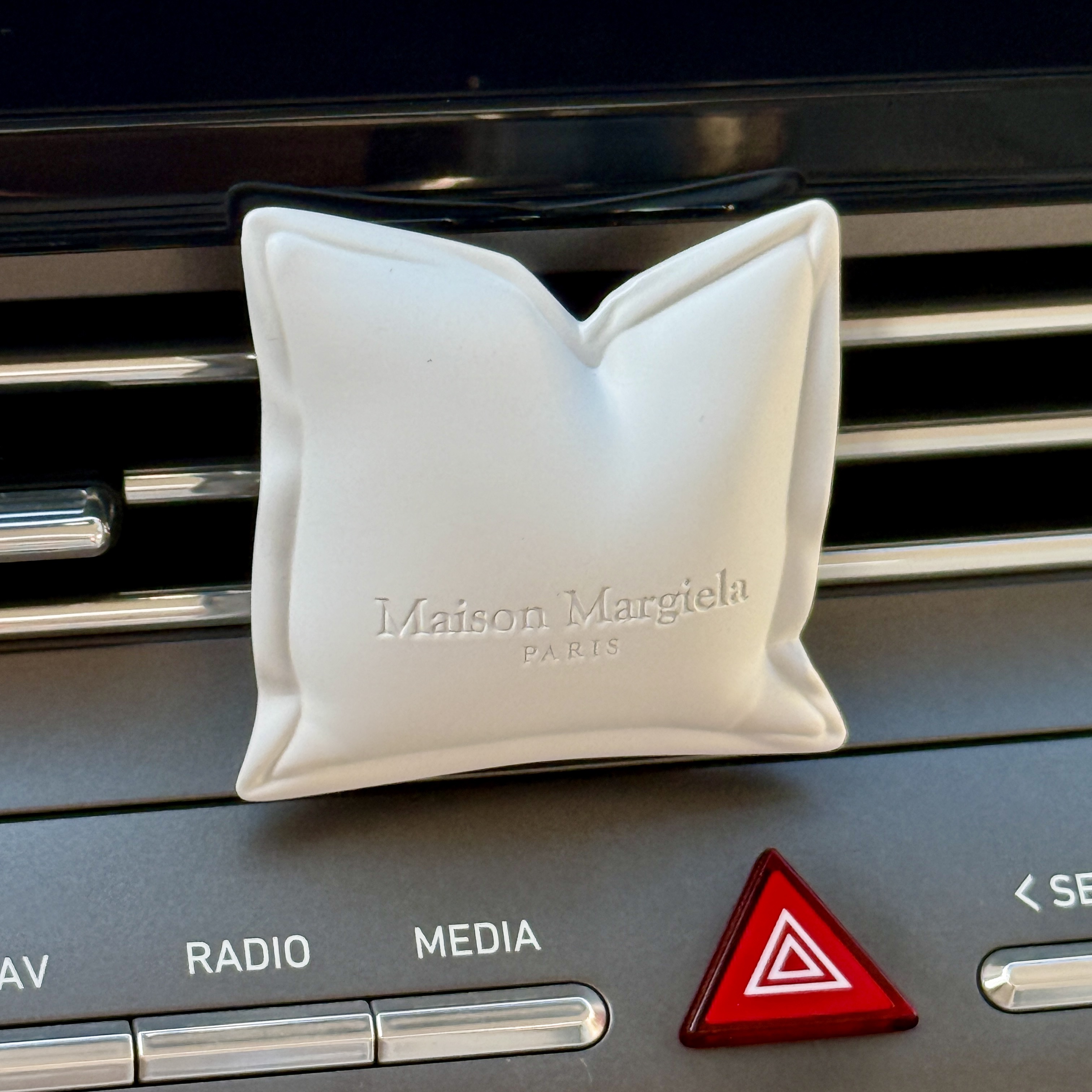 [사은품 이벤트] MAISON MARGIELA REPLICA LAZY SUNDAY MORNING CAR DIFFUSER 착용 스타일
