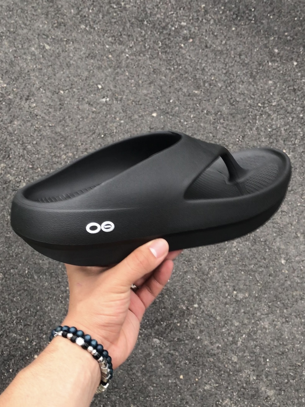 Oofos Ooriginal Plus Black 착용 스타일 - 4