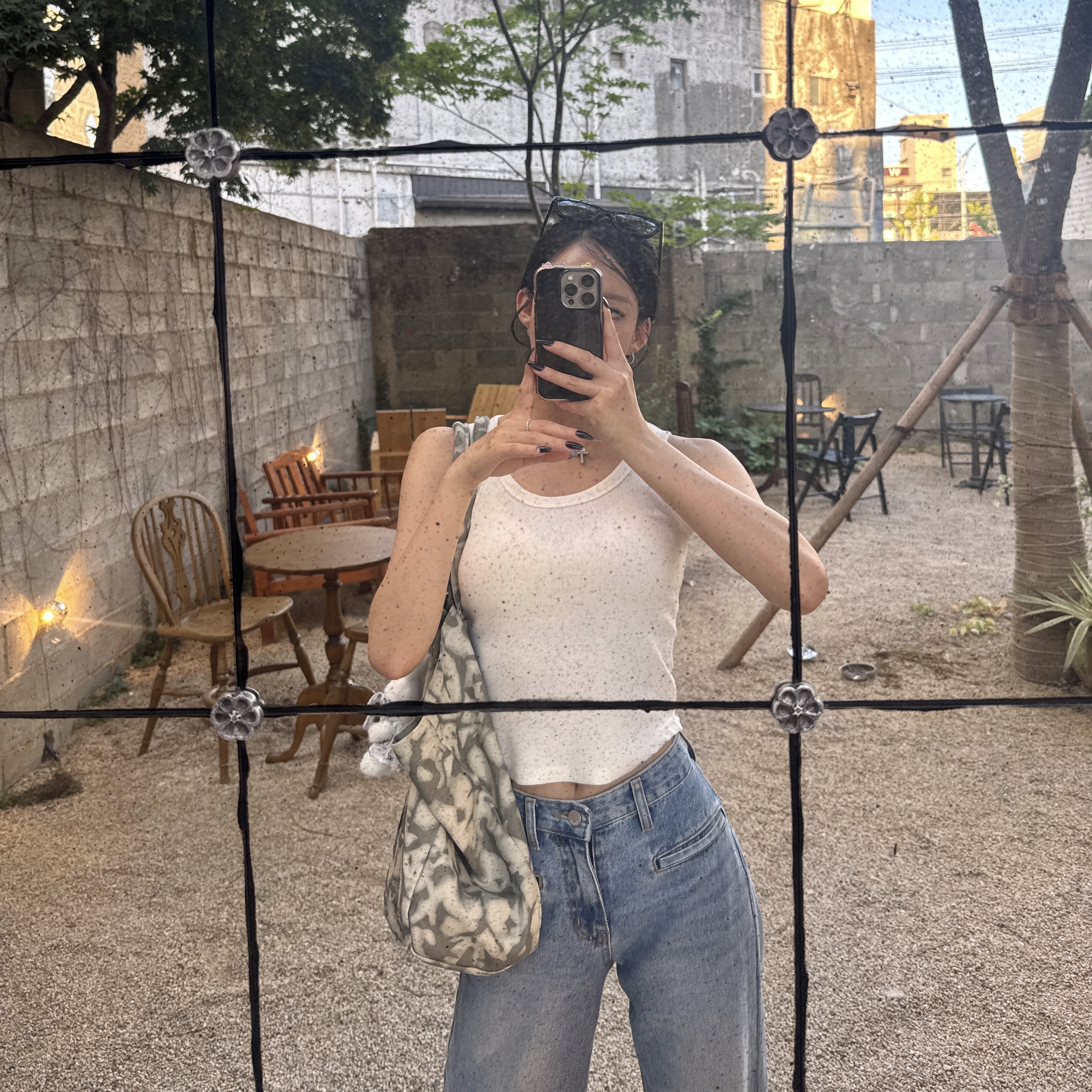 Alo Yoga Iconic Shopper Tote Bag Grey Tiedye 착용 스타일