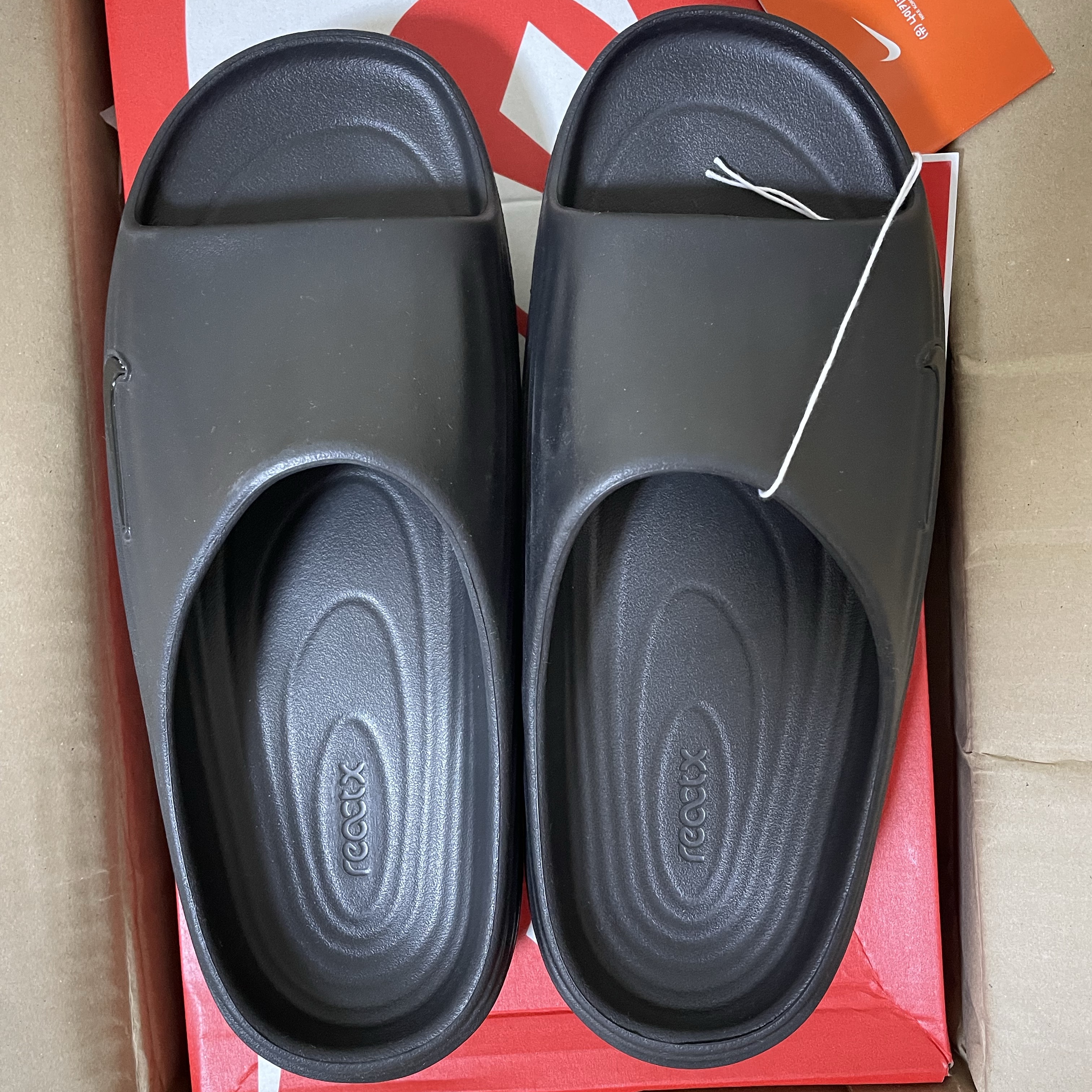 Nike ReactX Rejuven8 Slide Black 착용 스타일 - 1