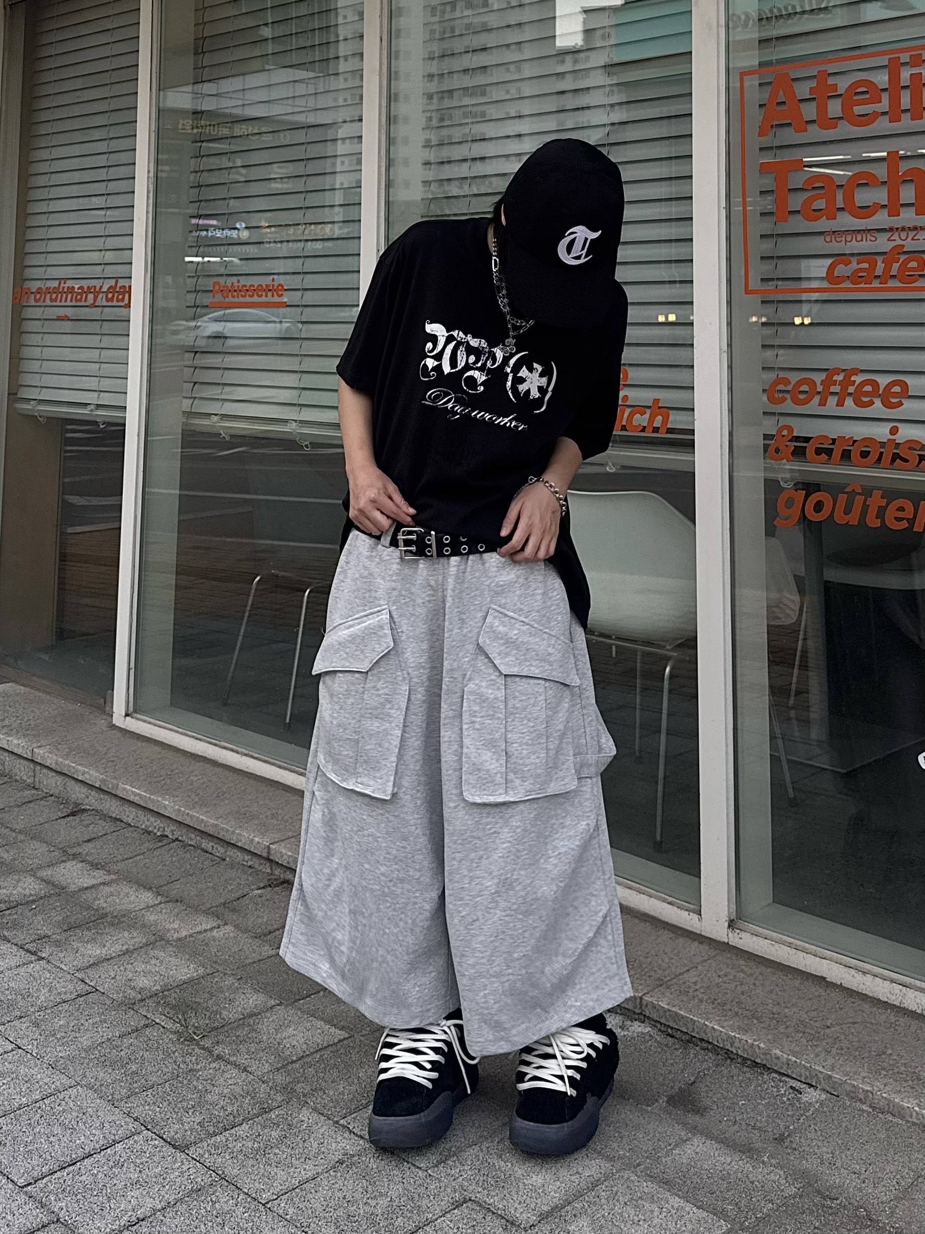[KREAM 단독] Flavorism Bermuda Cargo Sweat Pants Melange, Wapworks Dayworker T-Shirt Black 착용 스타일 - 1