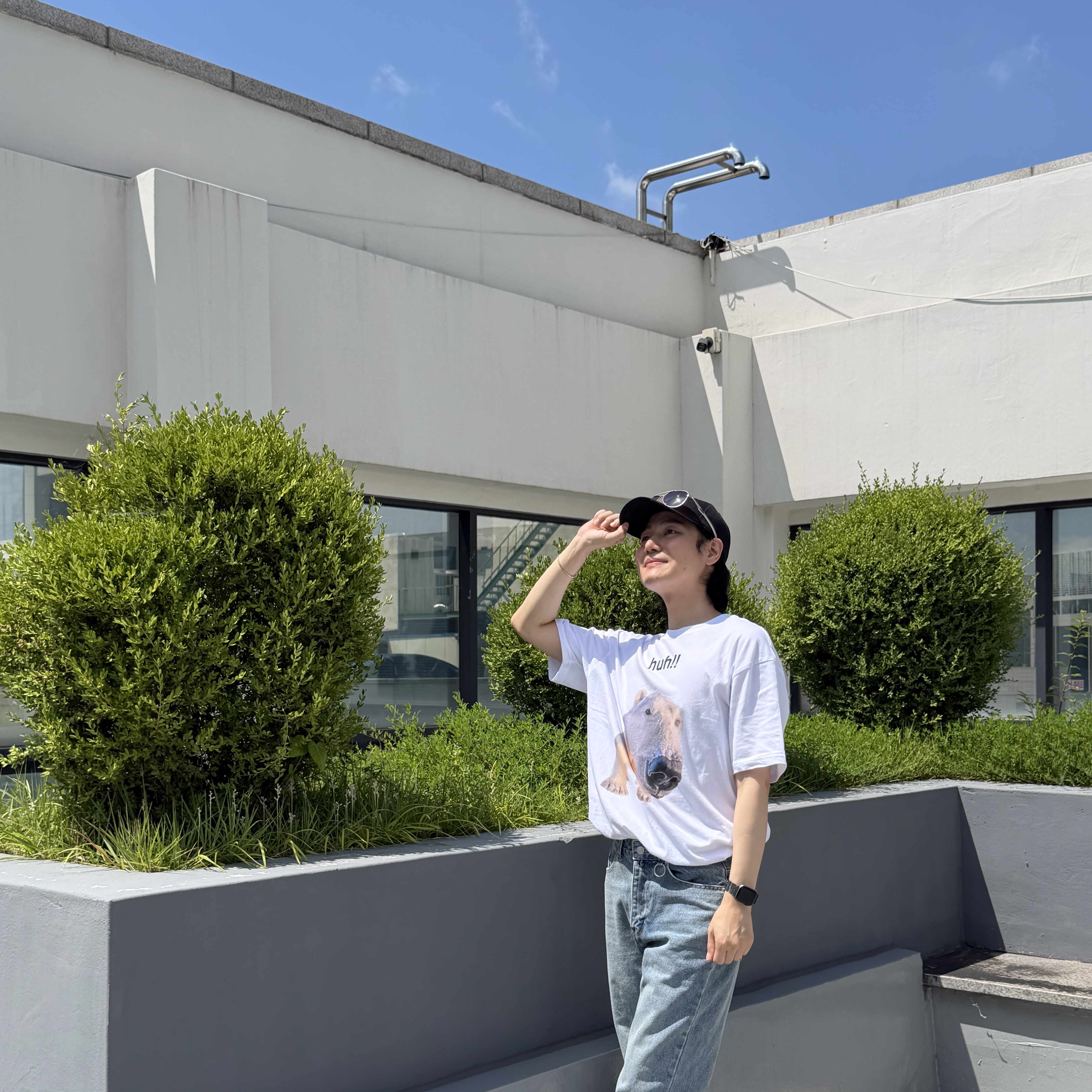 Suade Huh Tee White 착용 스타일 - 4