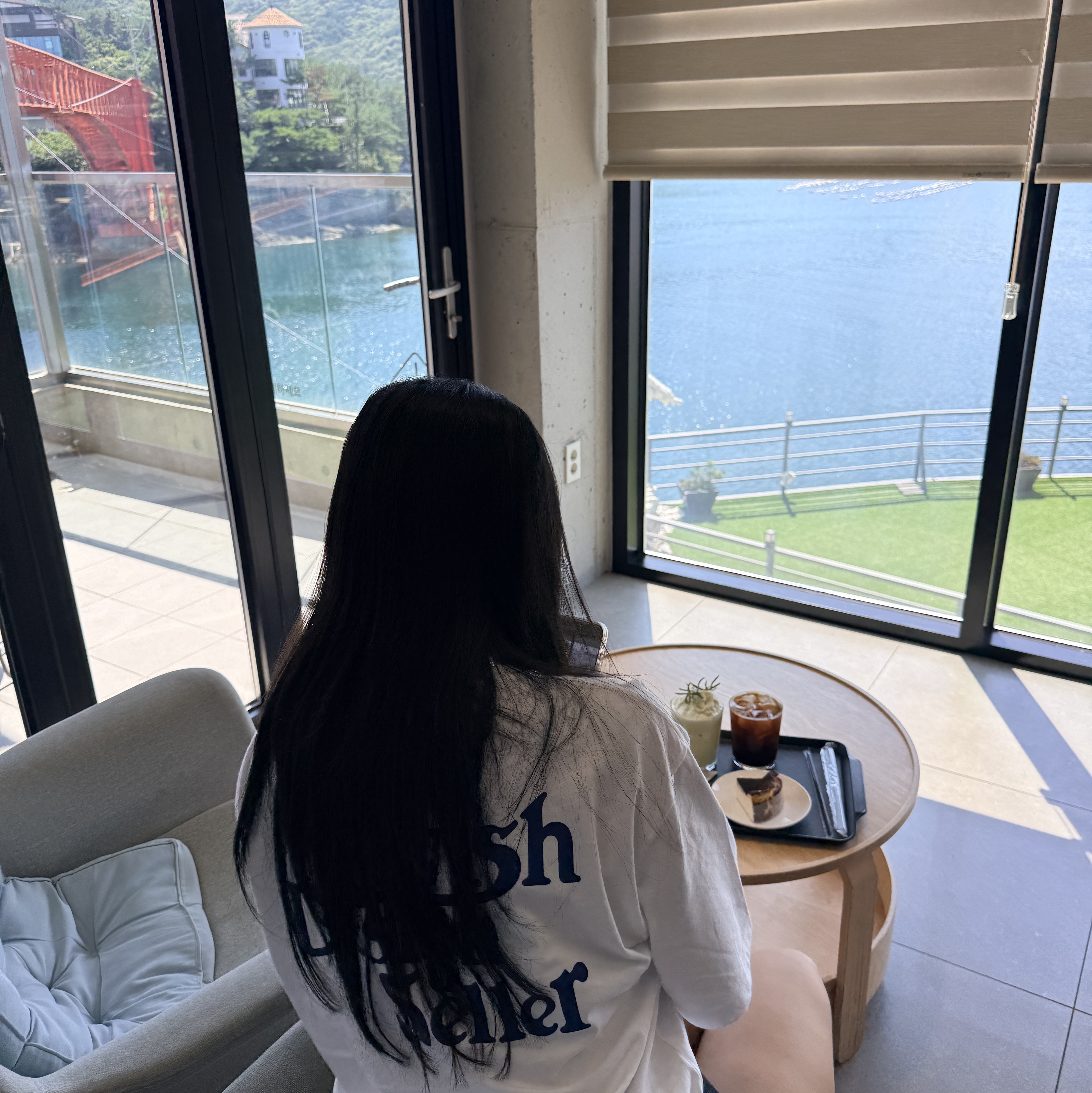 CAVISH Seller Logo SS Tee White 착용 스타일 - 4