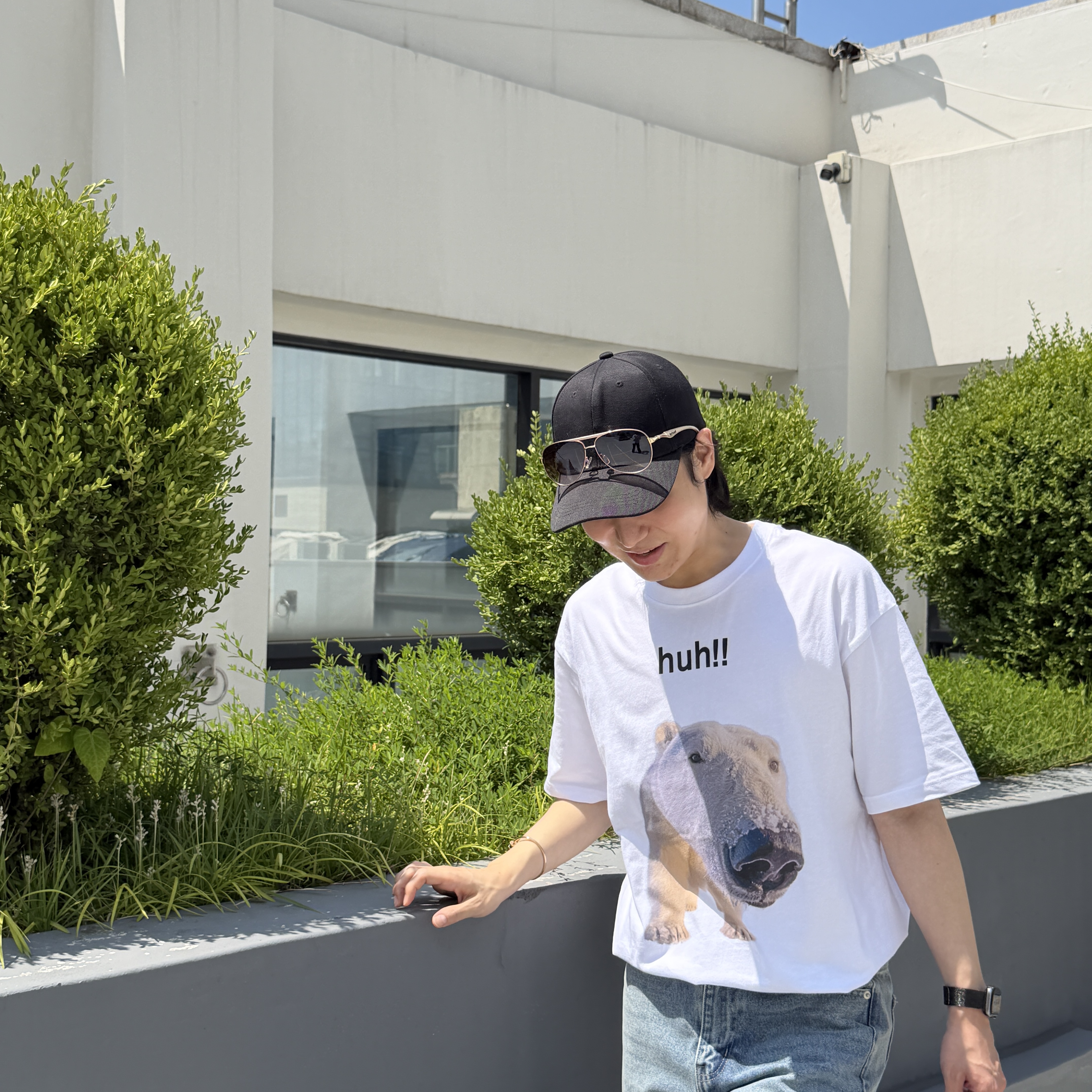 Suade Huh Tee White 착용 스타일 - 1