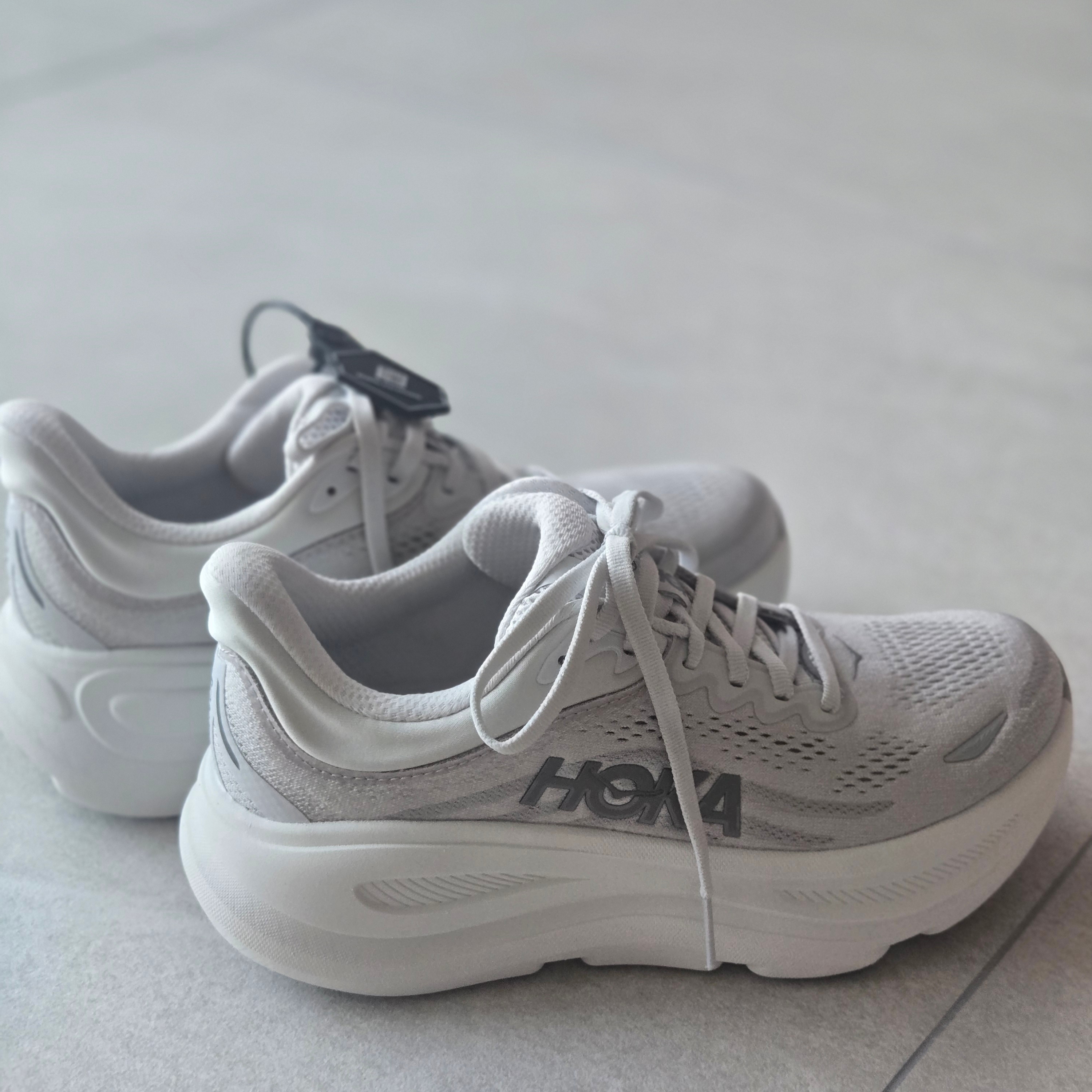 (W) Hoka Bondi 9 Stardust Silver - Wide 착용 스타일