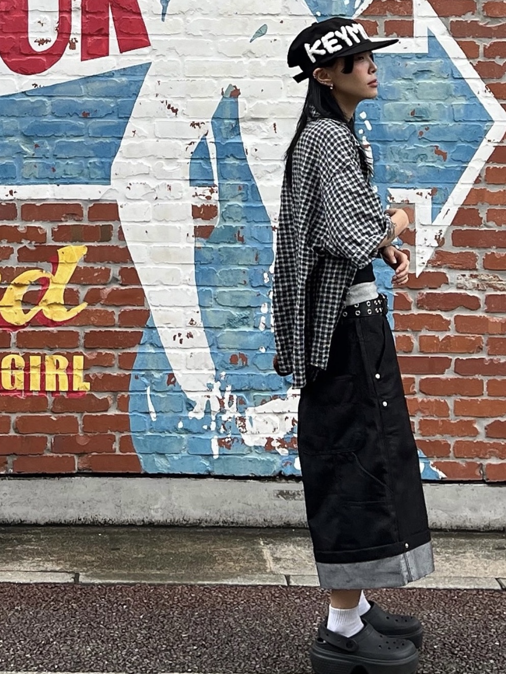 Keymisery Whisper Pillbox Cap Black, Crocs Stomp Clog Black 착용 스타일 - 2