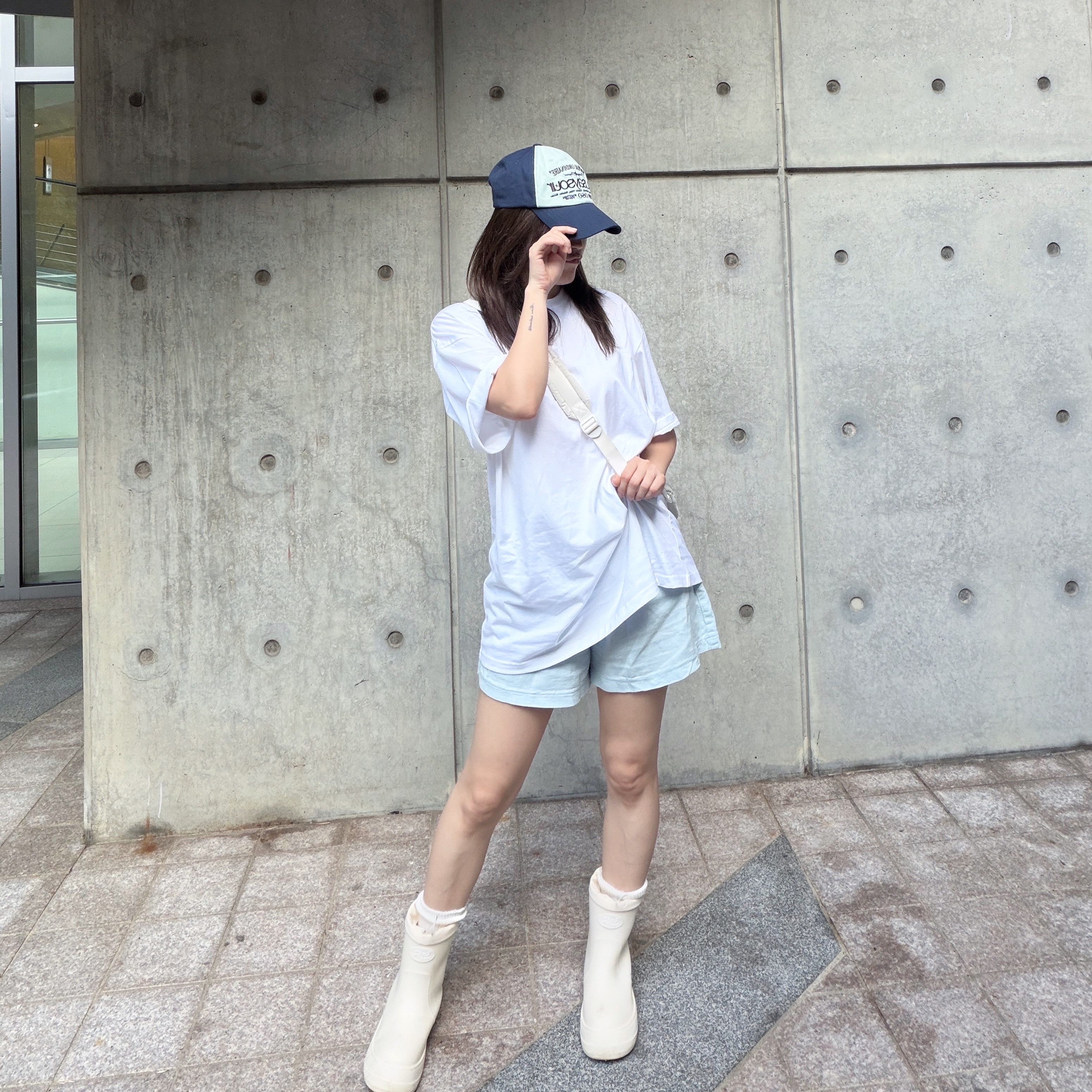CAVISH Seller Logo SS Tee White, RECLOW Re-rain Shirring Boots Ivory 착용 스타일 - 7
