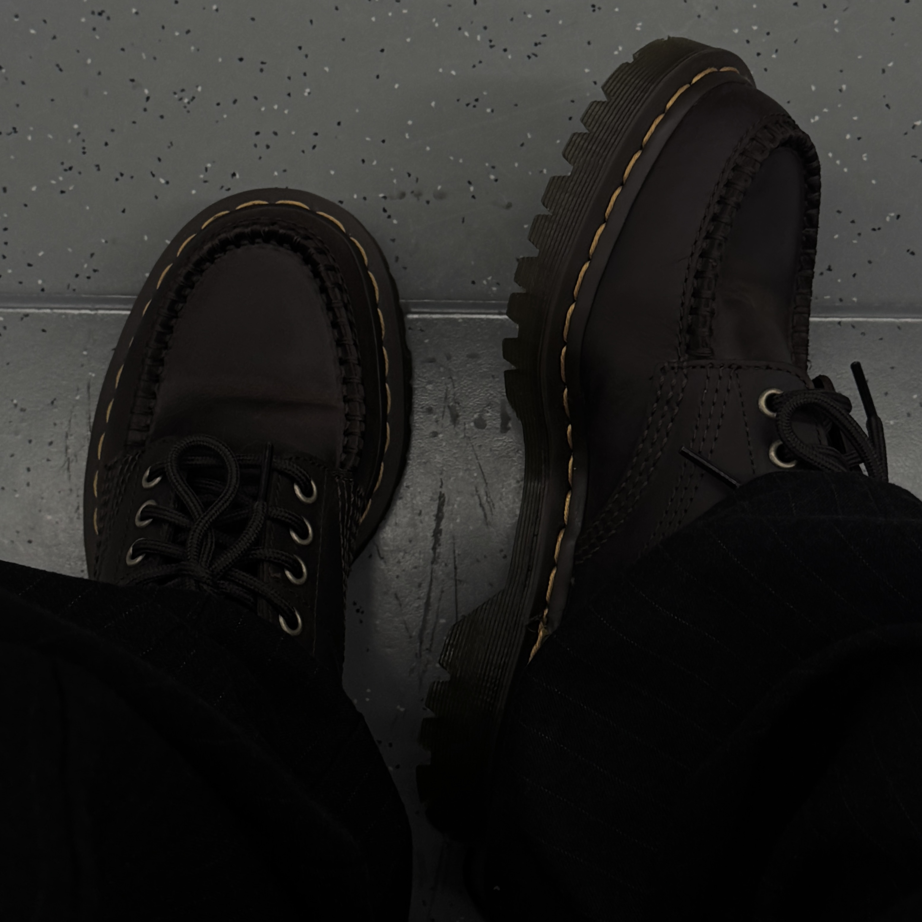 Dr. Martens Lowell 4 Eye Crazy Horse Leather Moc Toe Dark Brown 착용 스타일 - 2