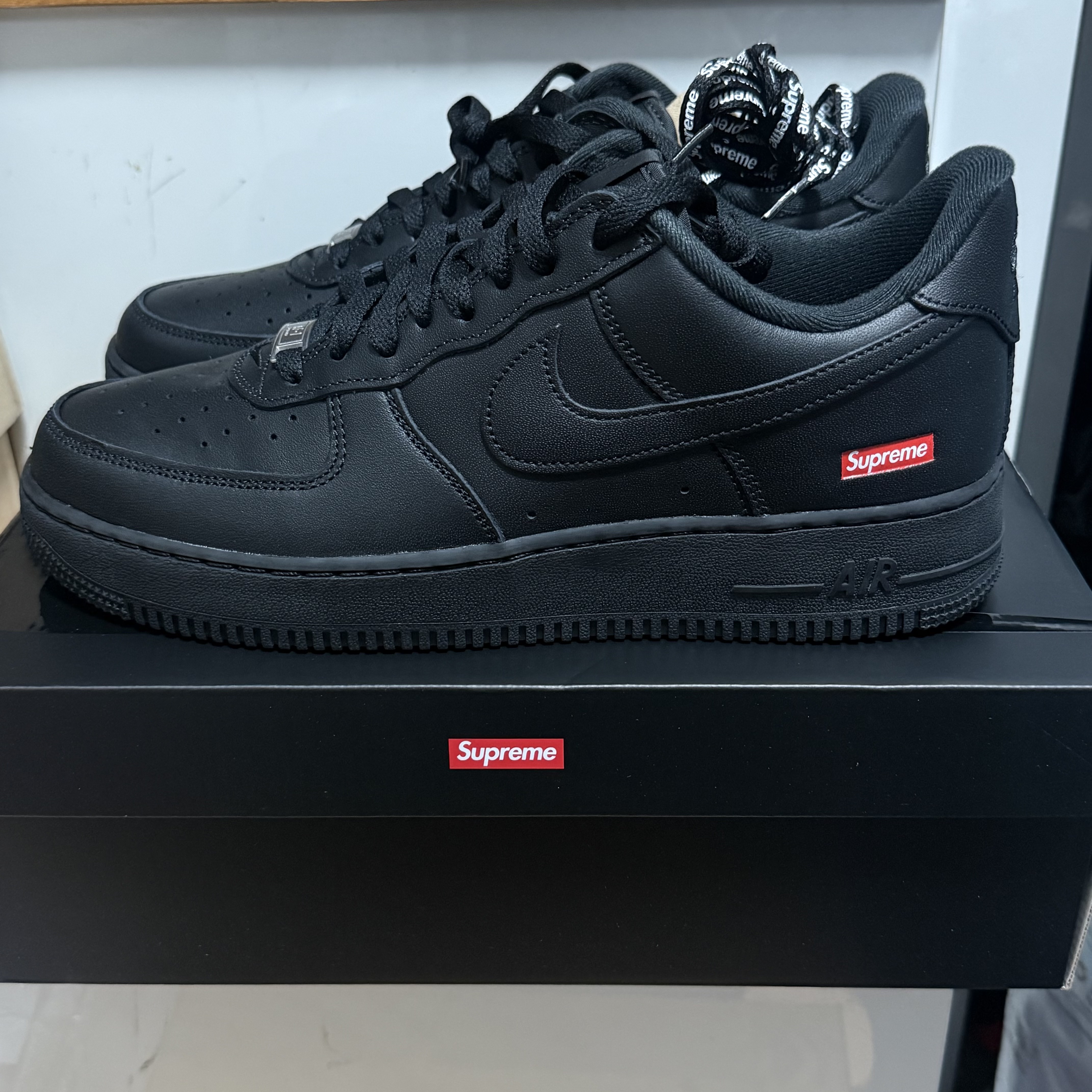 Nike x Supreme Air Force 1 Low Black 착용 스타일