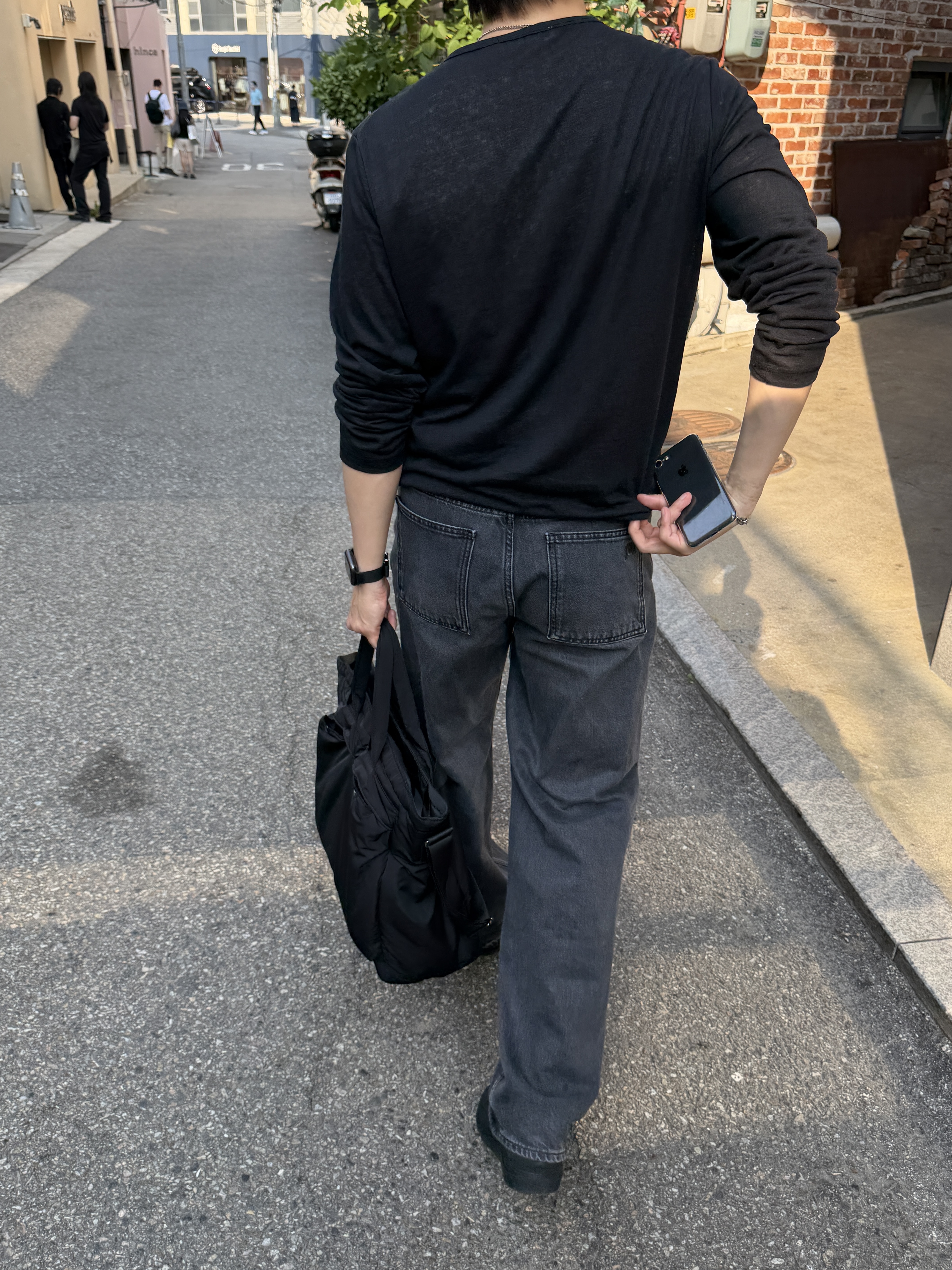 Uniqlo x JW Anderson Straight Jeans Gray, Uniqlo 2-Way Utility Bag Black 착용 스타일 - 2