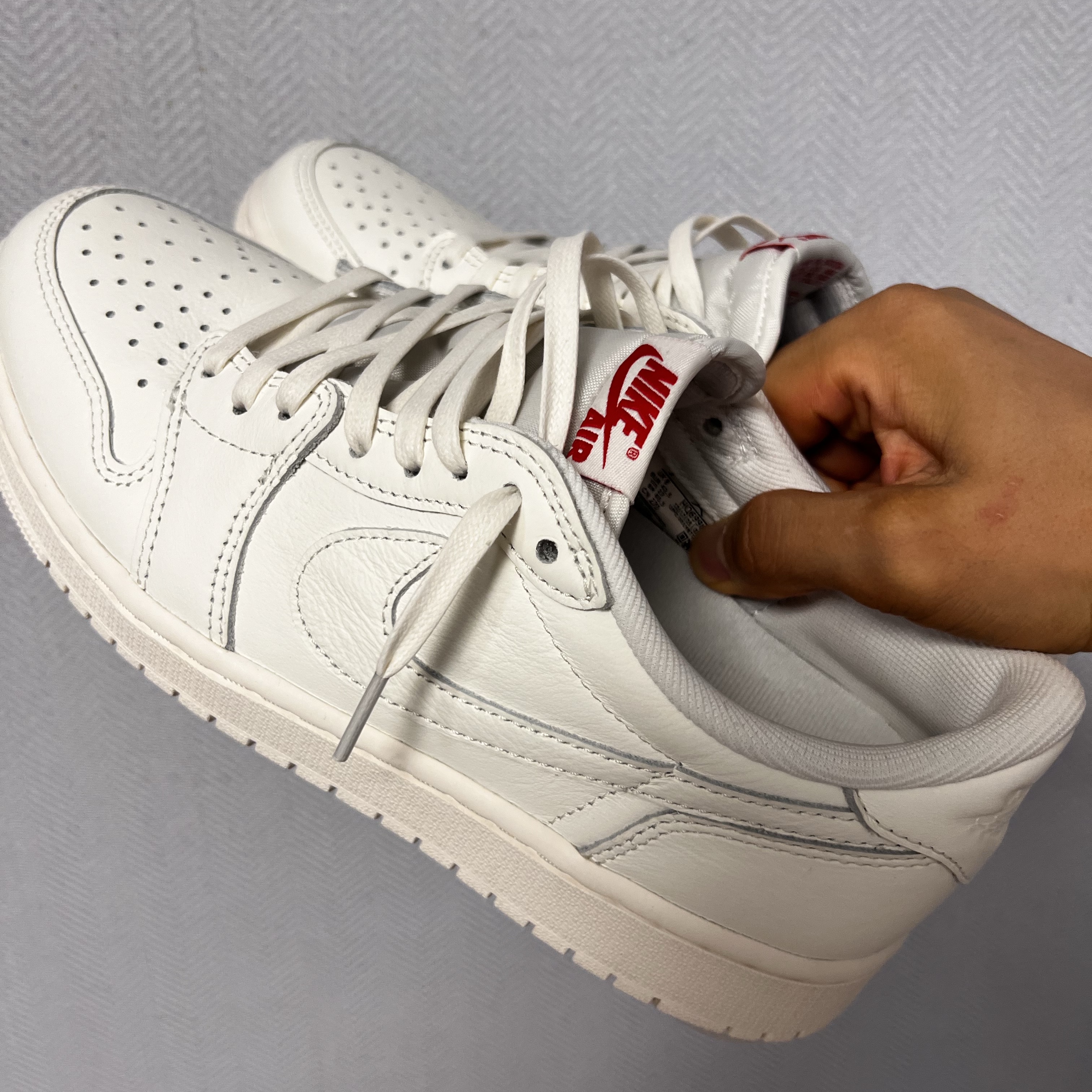 Jordan 1 Retro Low OG Sail and University Red 착용 스타일 - 1