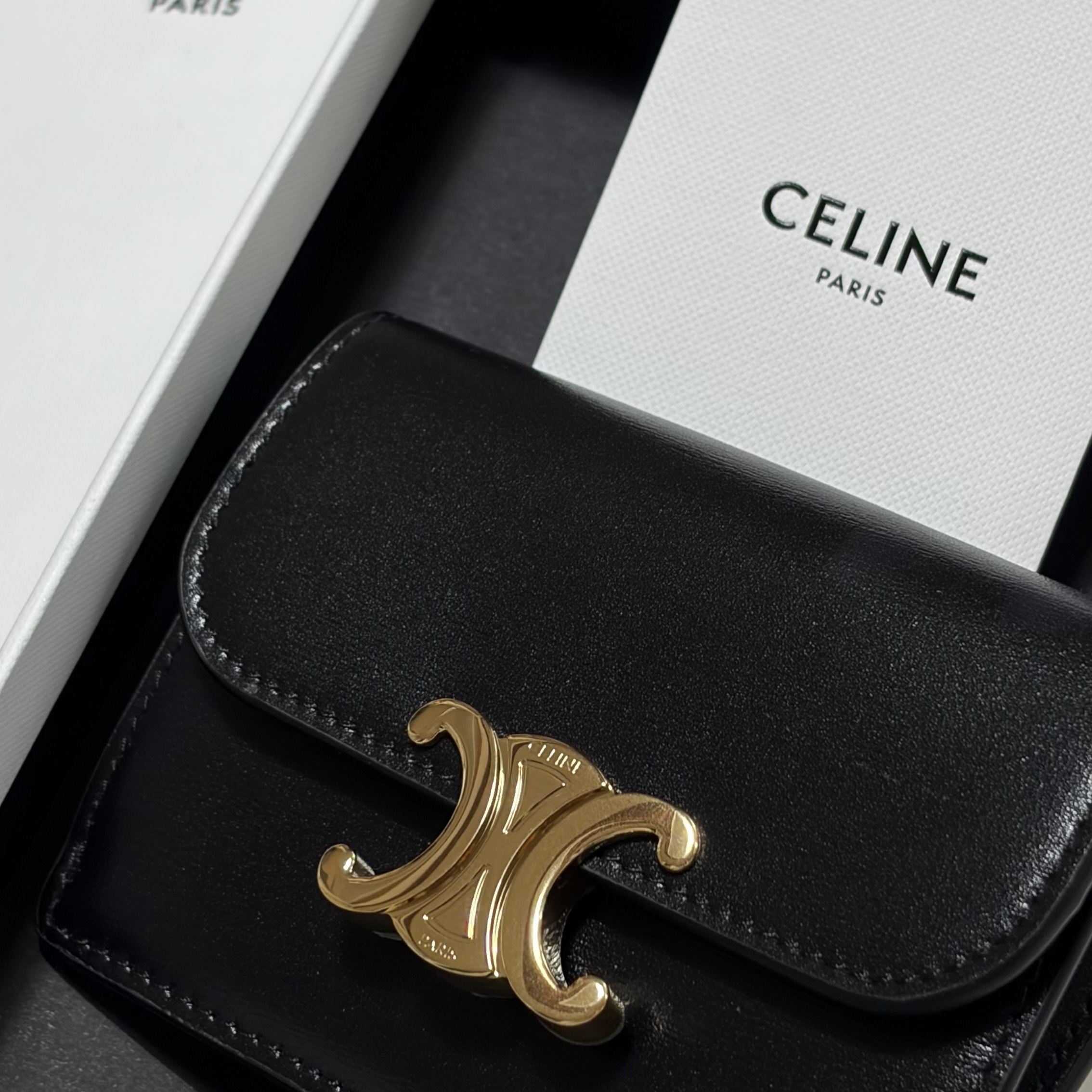 Celine Card Holder with Flap in Shiny Calfskin Black 착용 스타일 - 2