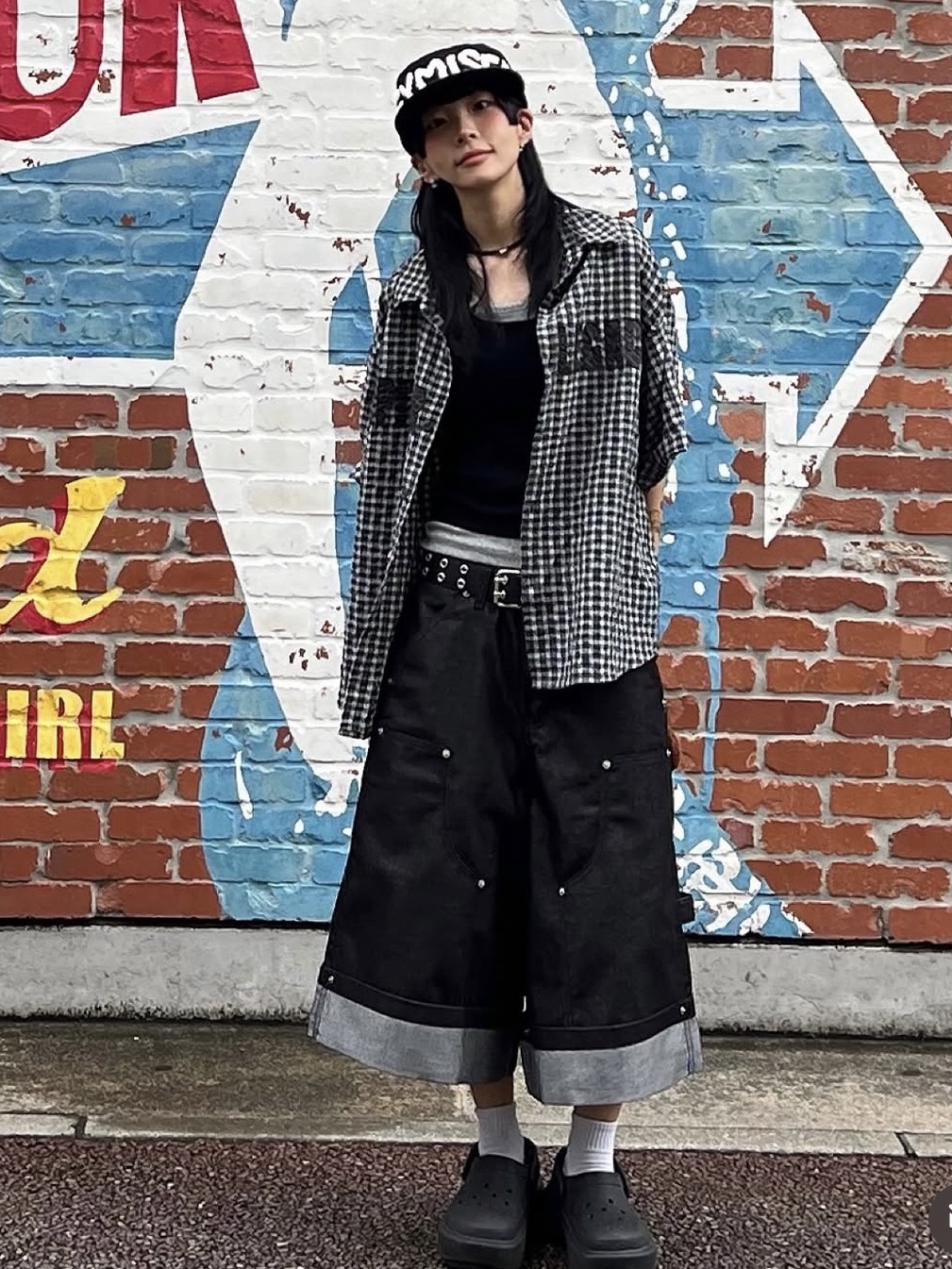 Keymisery Whisper Pillbox Cap Black, Crocs Stomp Clog Black 착용 스타일 - 1