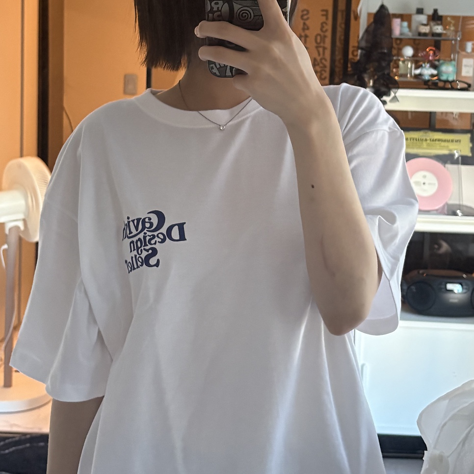 CAVISH Seller Logo SS Tee White 착용 스타일