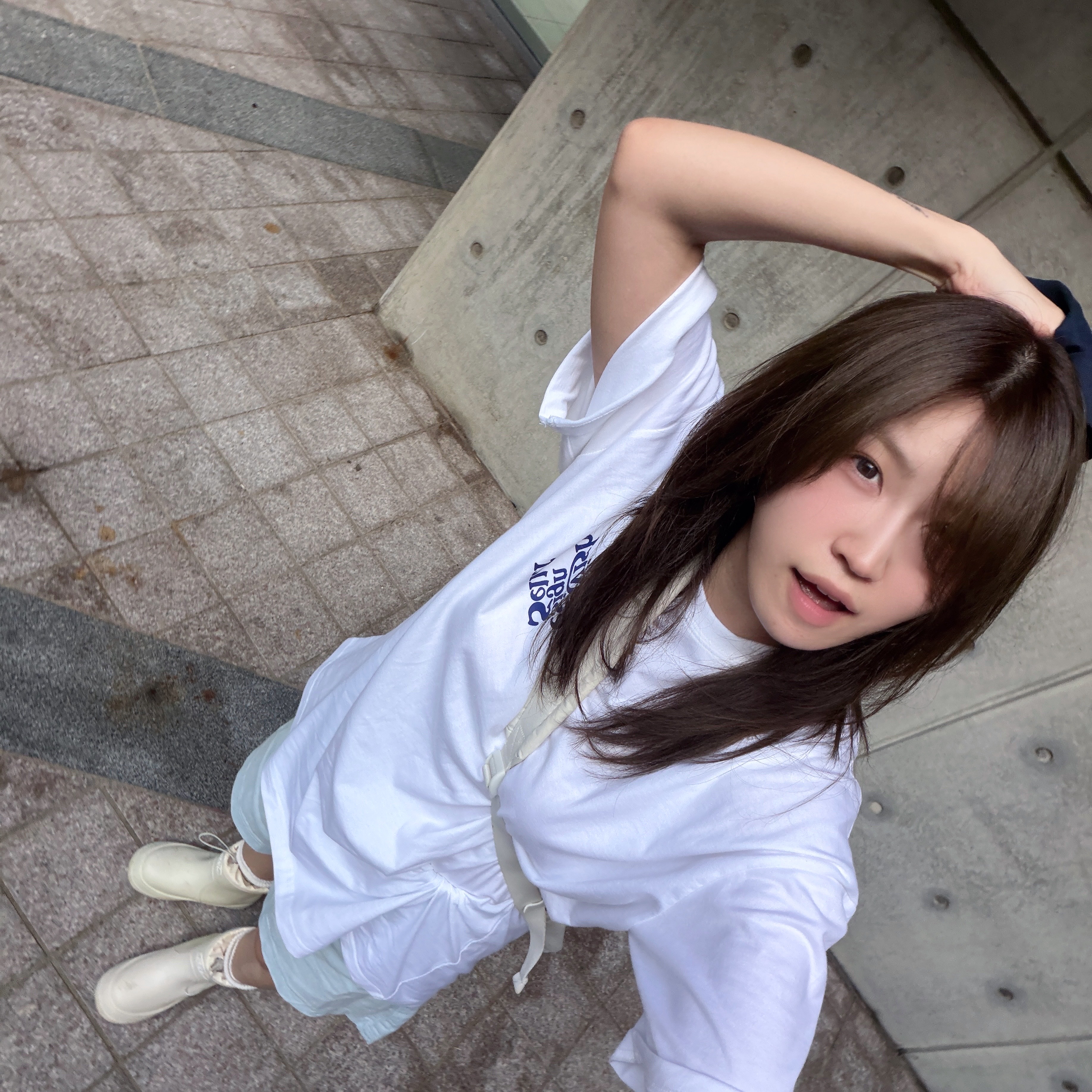 CAVISH Seller Logo SS Tee White, RECLOW Re-rain Shirring Boots Ivory 착용 스타일 - 1
