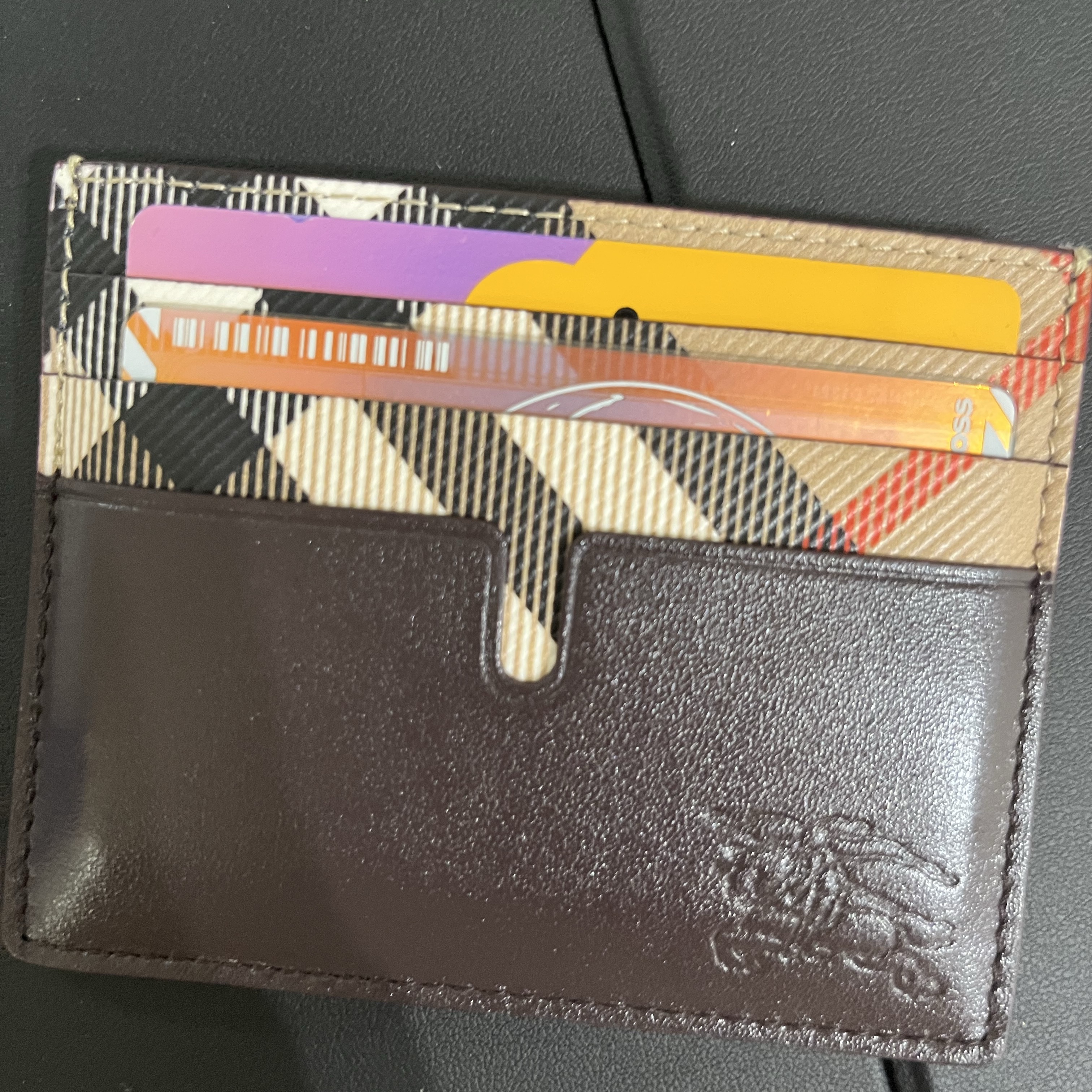 Burberry Tall Pop Check Card Case Sand Beige 착용 스타일