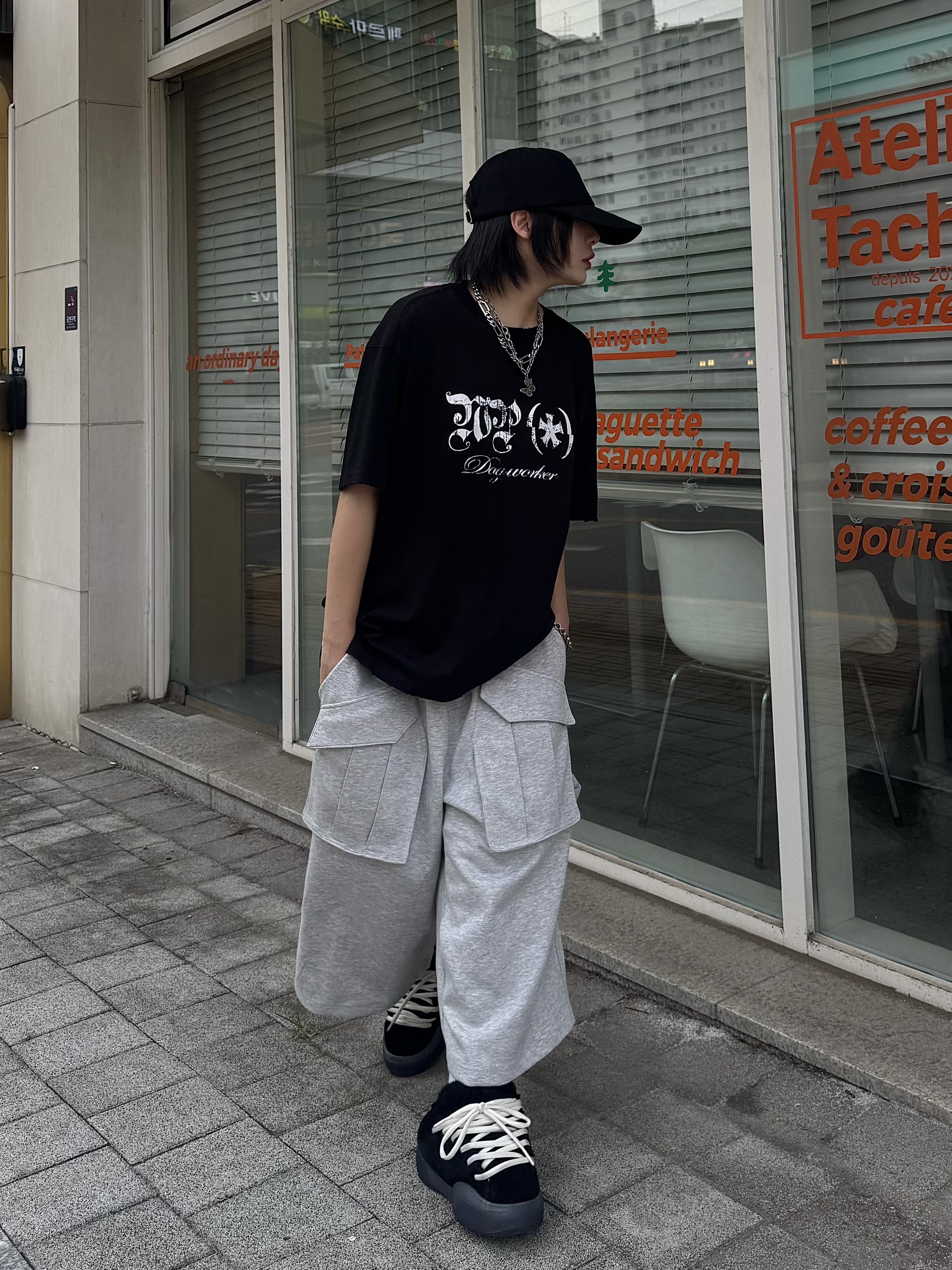 [KREAM 단독] Flavorism Bermuda Cargo Sweat Pants Melange, Wapworks Dayworker T-Shirt Black 착용 스타일 - 6