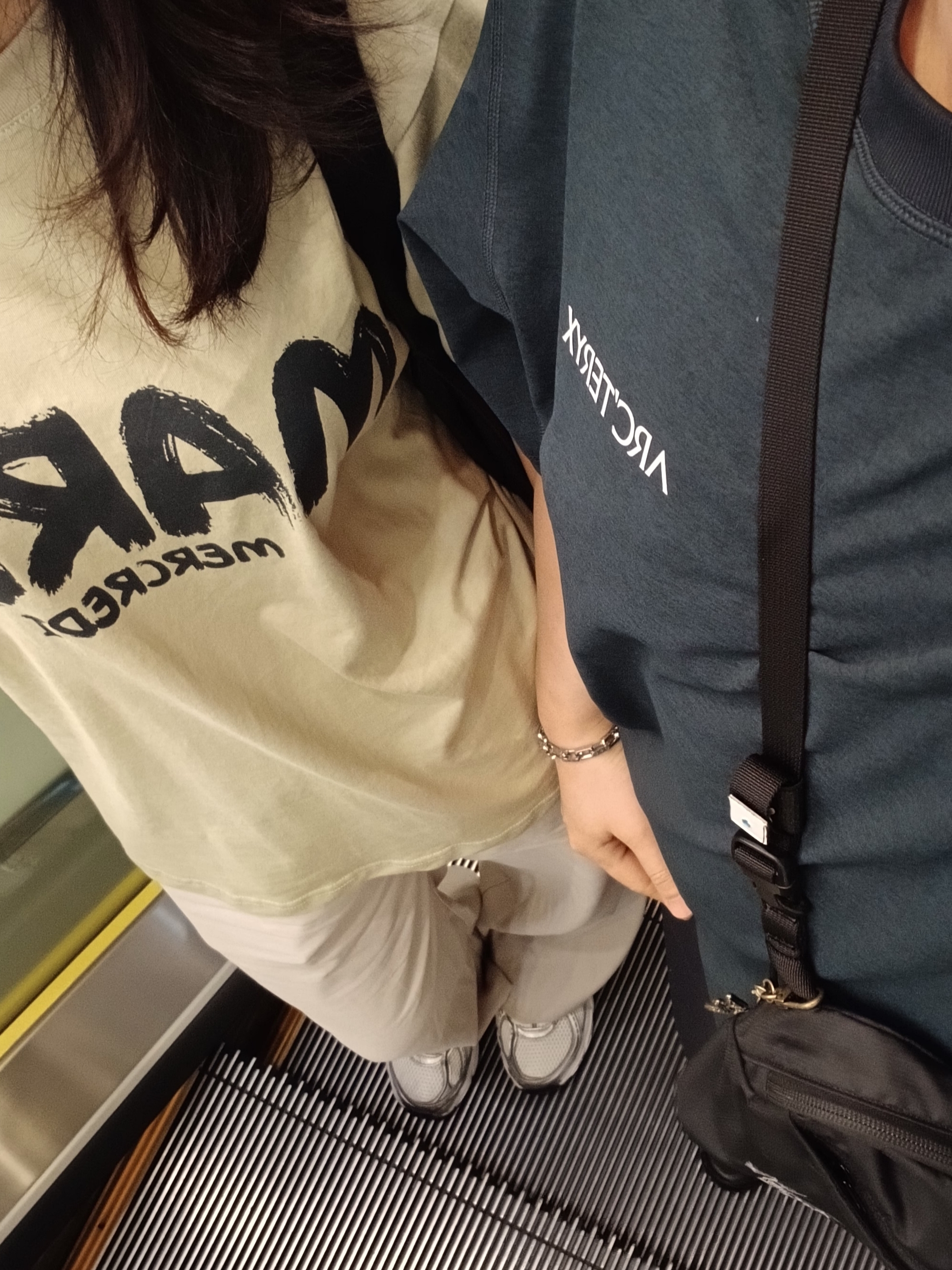 Arc'teryx Arc'word Logo SS T-Shirt Stratus Arctic Silk, Salomon RX Slide 3.0 Black Plum Kitten 착용 스타일 - 2