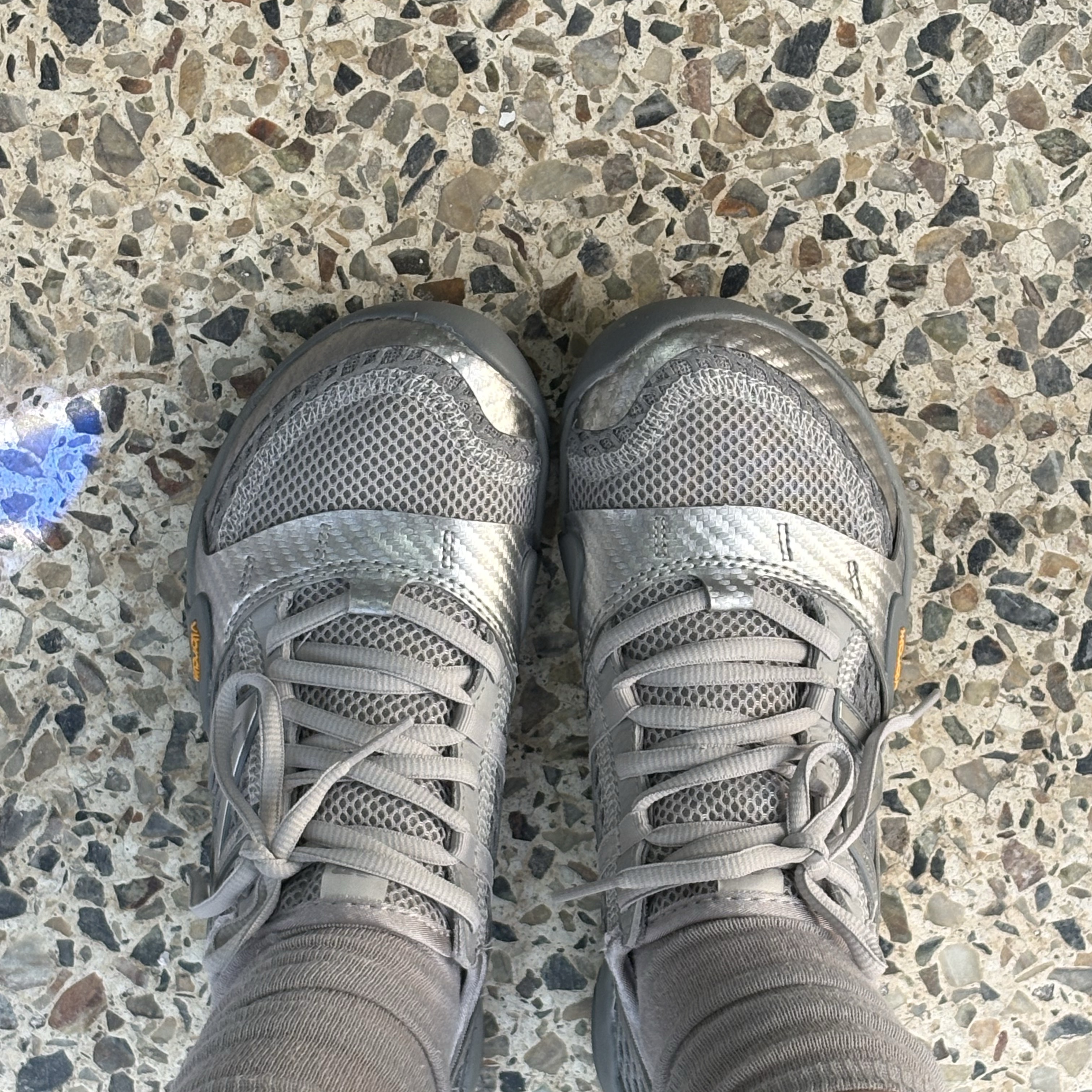 New Balance Minimus MT10O Slate Grey Silver Metallic 착용 스타일