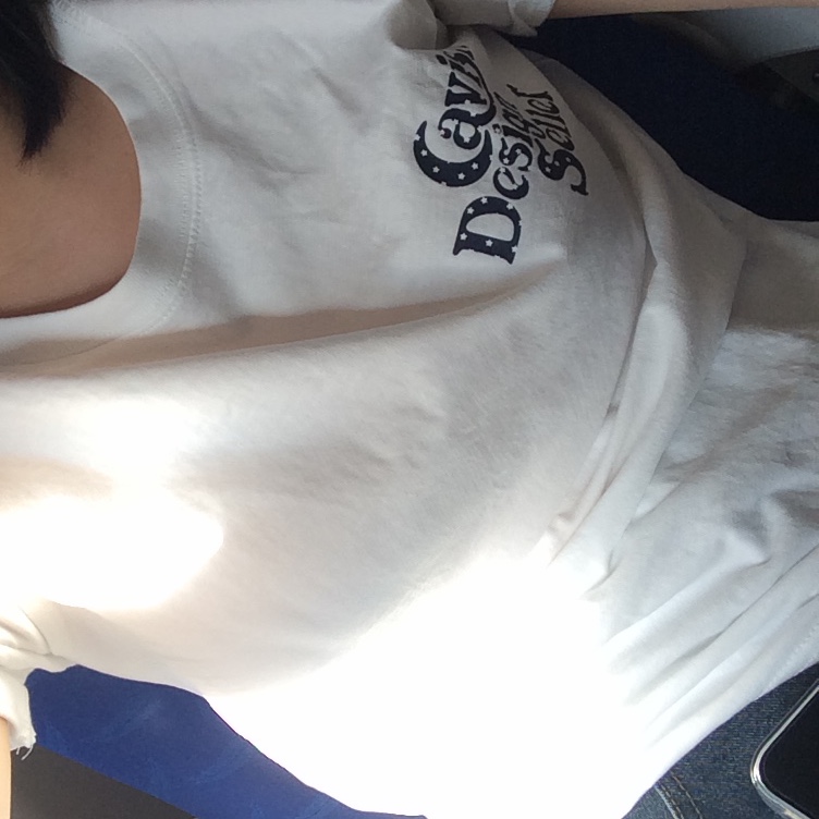 CAVISH W Star Seller Logo SS Tee White 착용 스타일 - 2