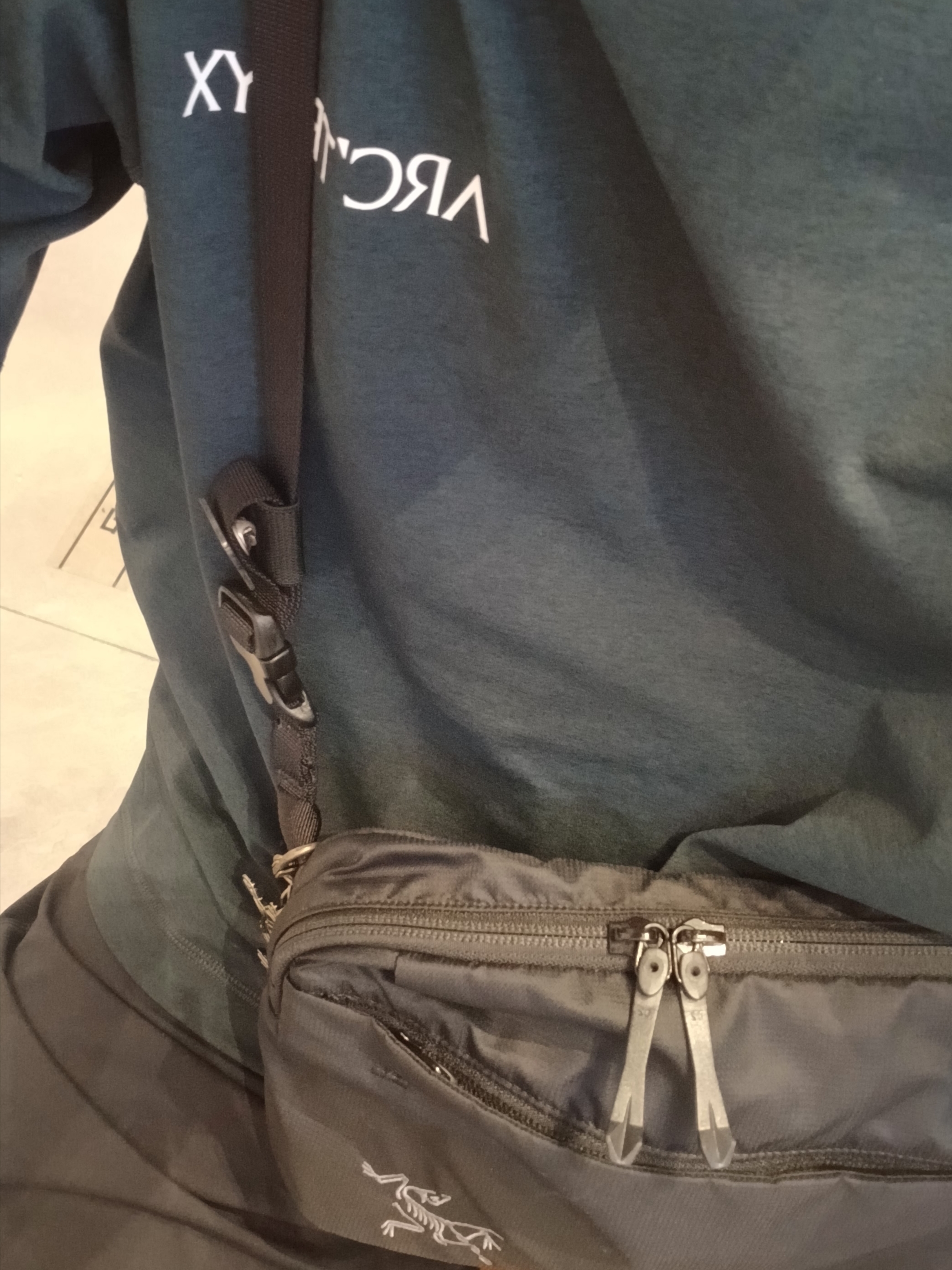 Arc'teryx Arc'word Logo SS T-Shirt Stratus Arctic Silk, Salomon RX Slide 3.0 Black Plum Kitten 착용 스타일 - 8