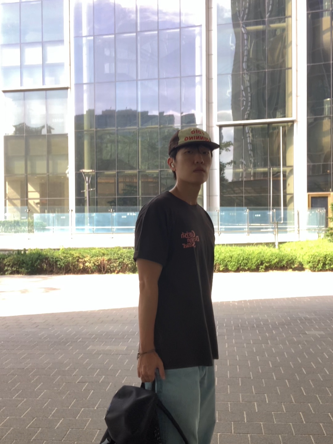 CAVISH Seller Logo SS Tee Charcoal 착용 스타일 - 3