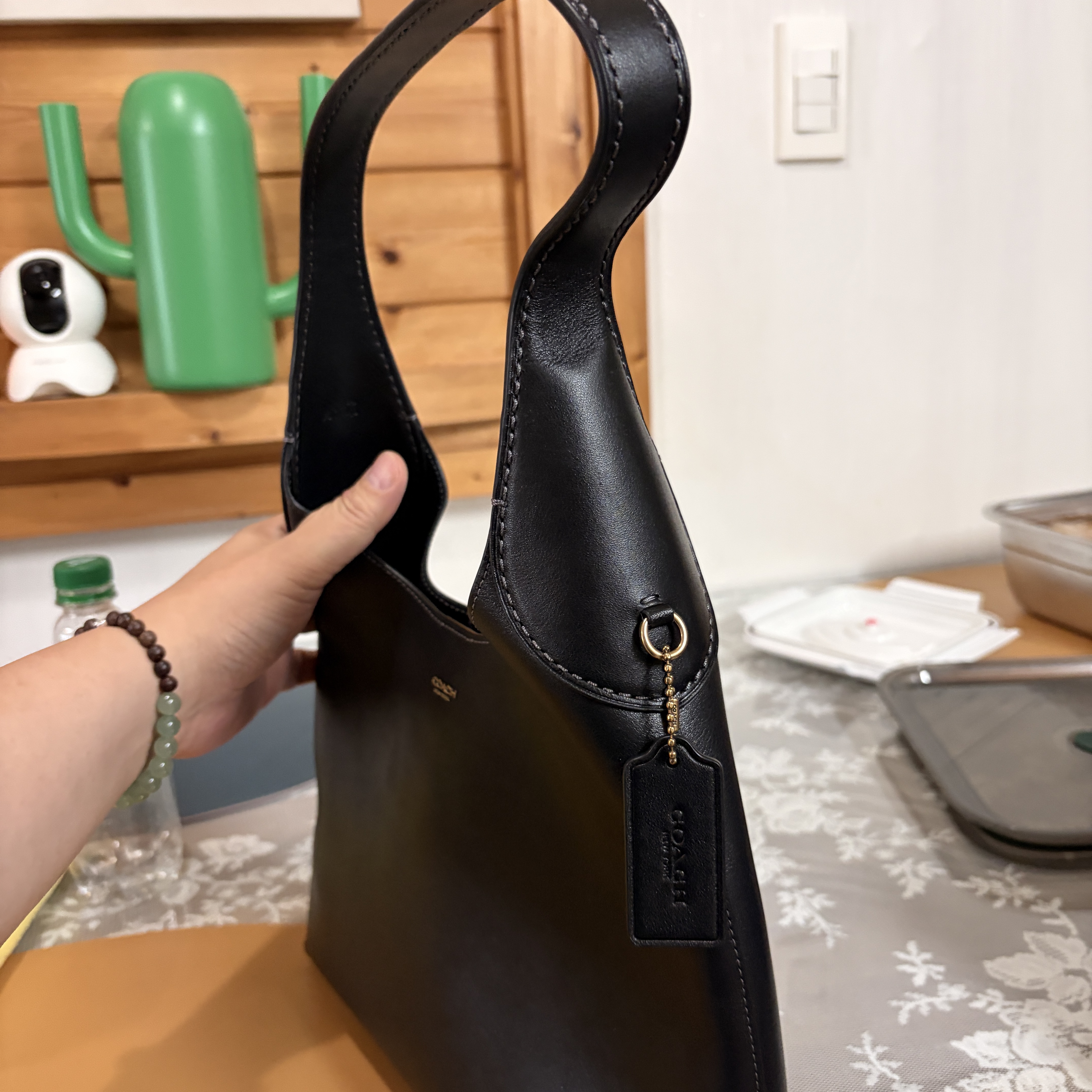 Coach Brooklyn shoulder Bag 28 Brass & Black 착용 스타일 - 1
