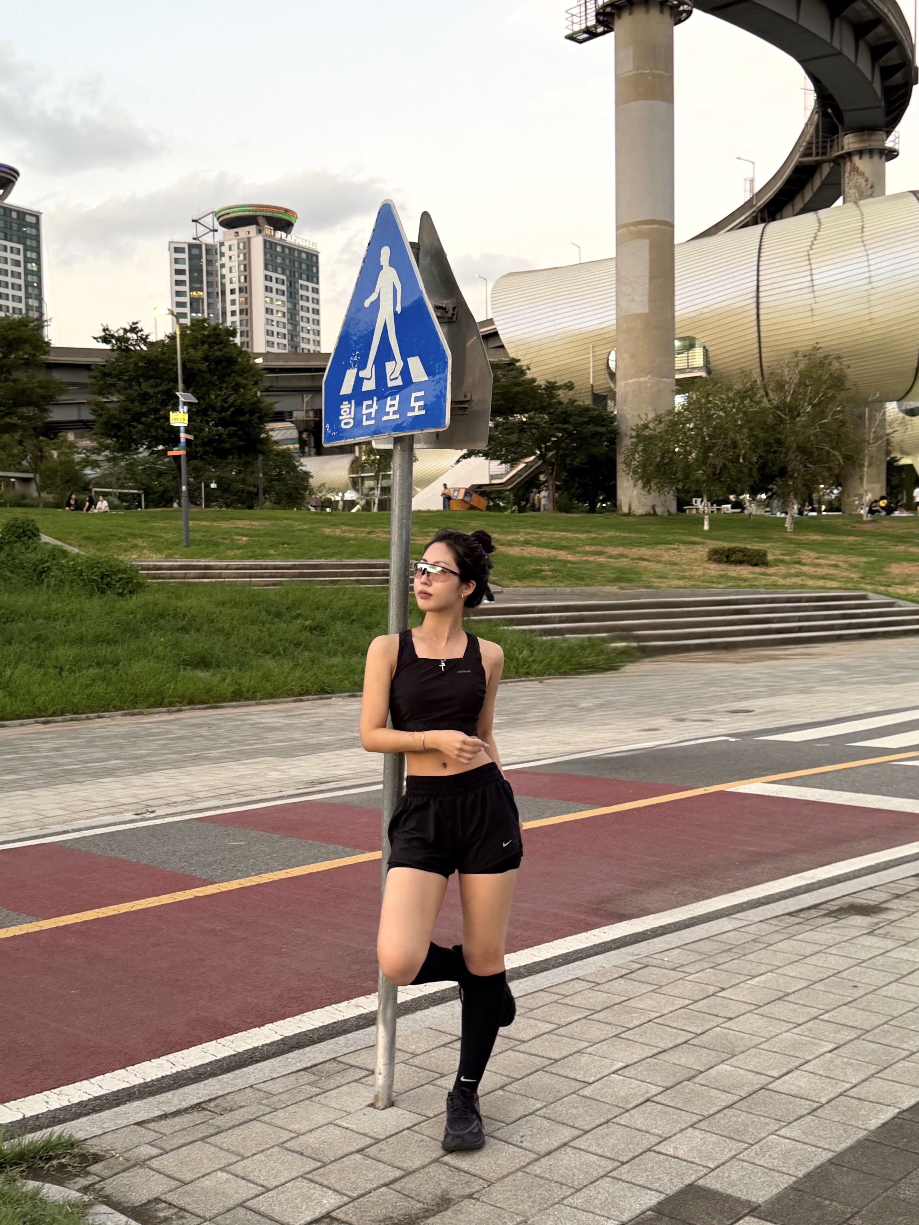 라이다 페이스 R020 세미 블랙 R+ 클리어 포토크로믹 그레이, (W) 나이키 스위프트 드라이핏 미드 라이즈 투인원 러닝 쇼츠 블랙 착용 스타일 - 3