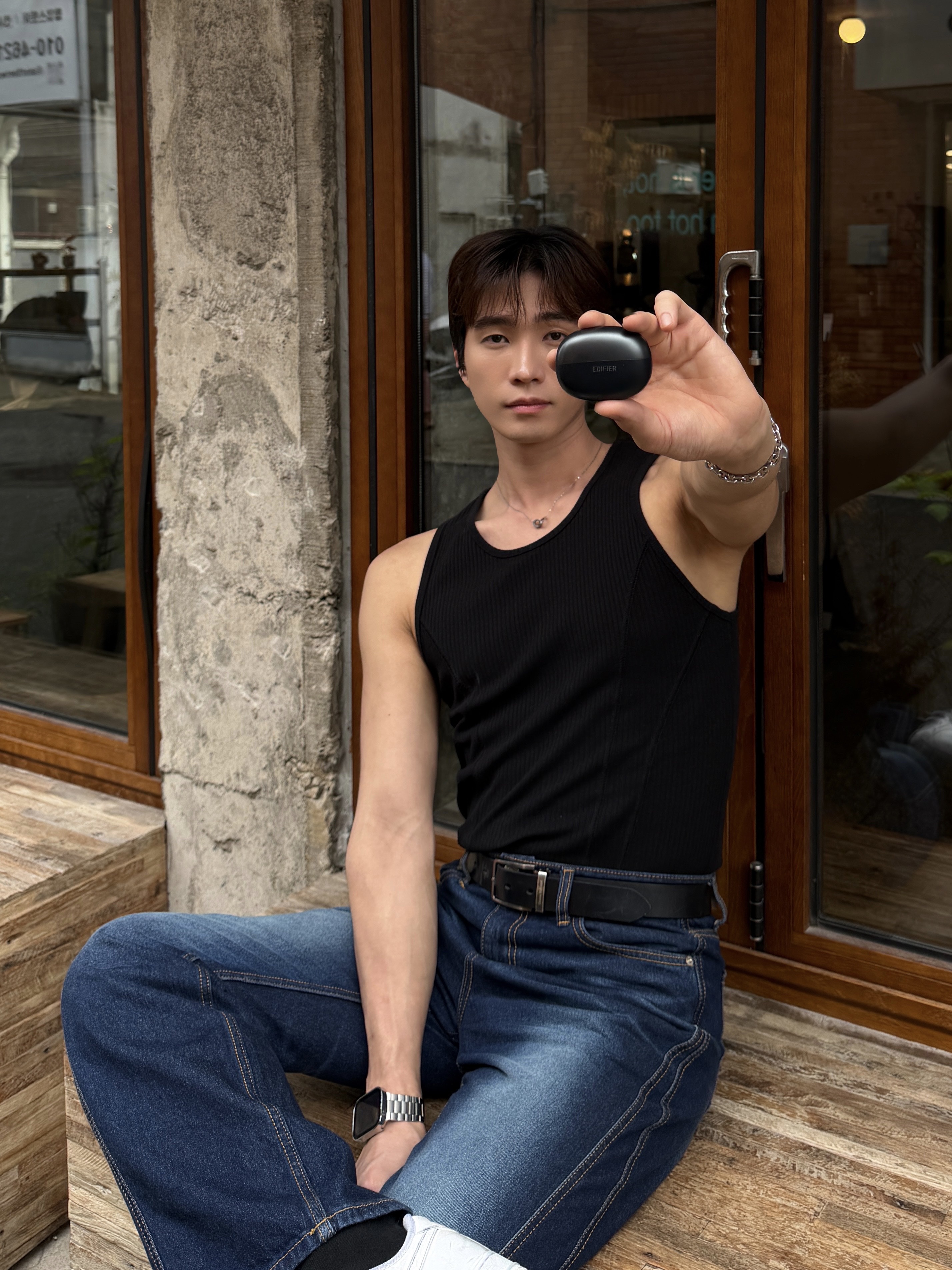 Edifier Comfo Bass Open-Ear Bluetooth Earbuds - Black 착용 스타일 - 2