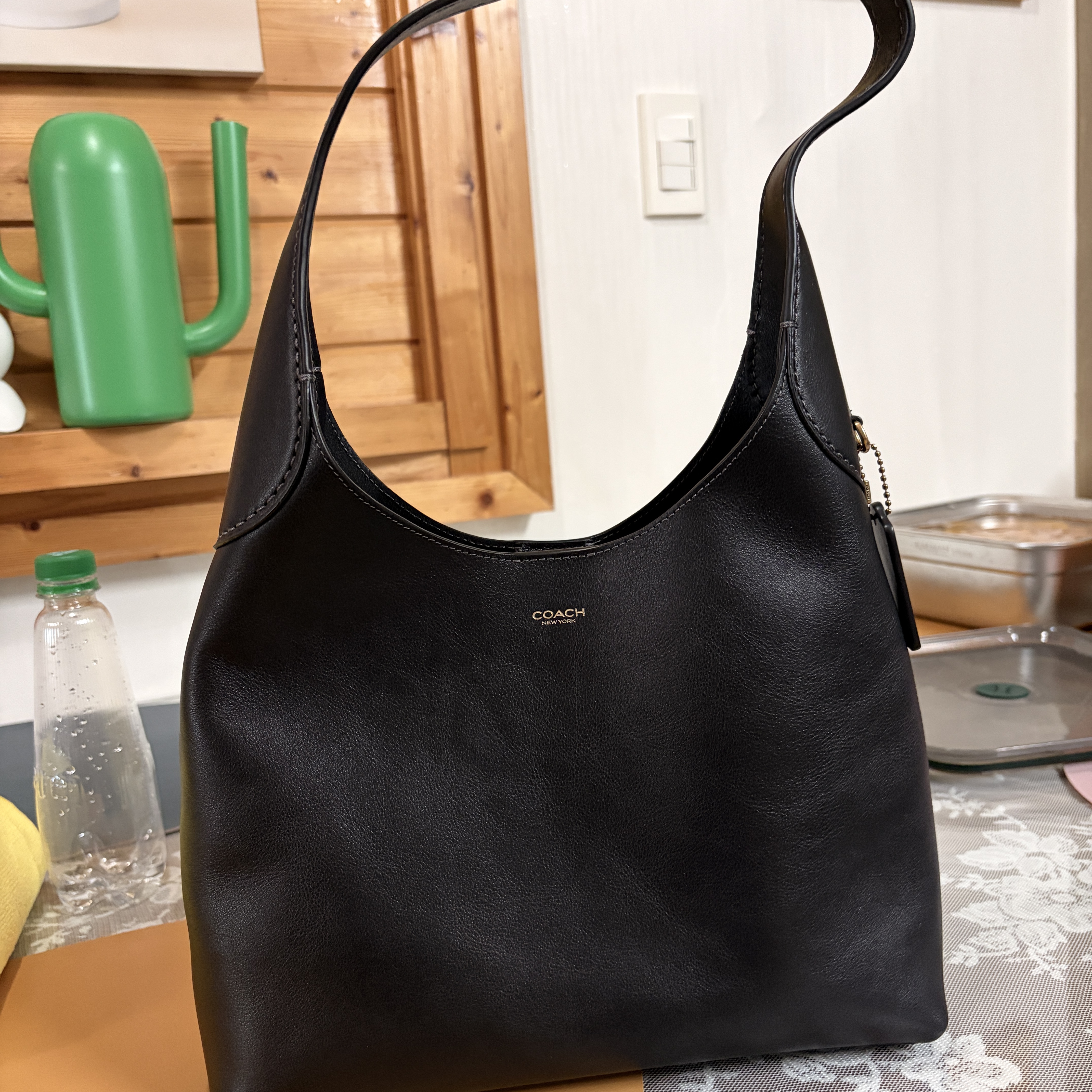 Coach Brooklyn shoulder Bag 28 Brass & Black 착용 스타일 - 6