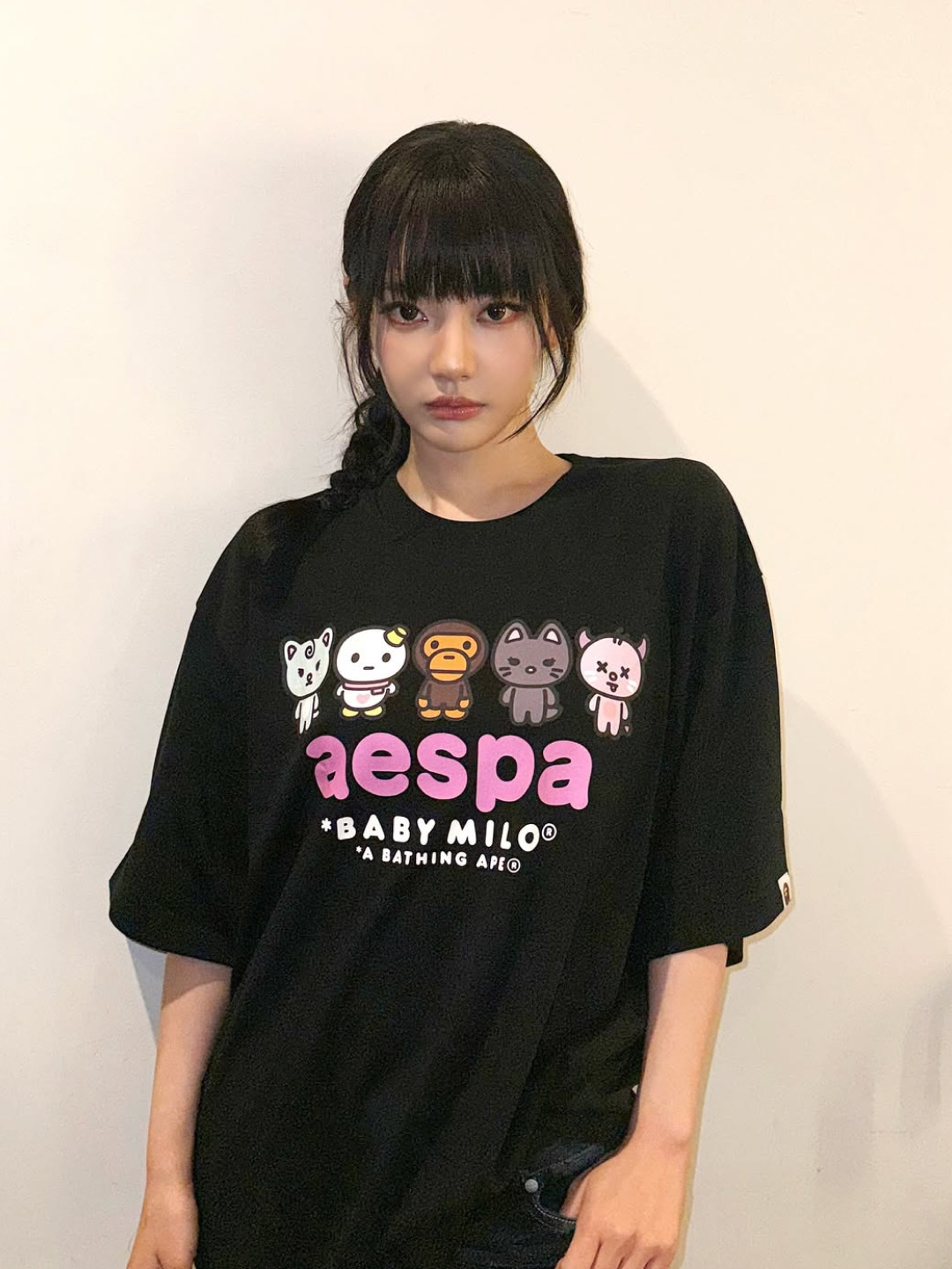 BAPE x Aespa Baby Milo Lemonade Relaxed Fit T-Shirt Black, BAPE x Aespa College Relaxed Fit T-Shirt Black μ°©μ© μ€νμΌ - 4