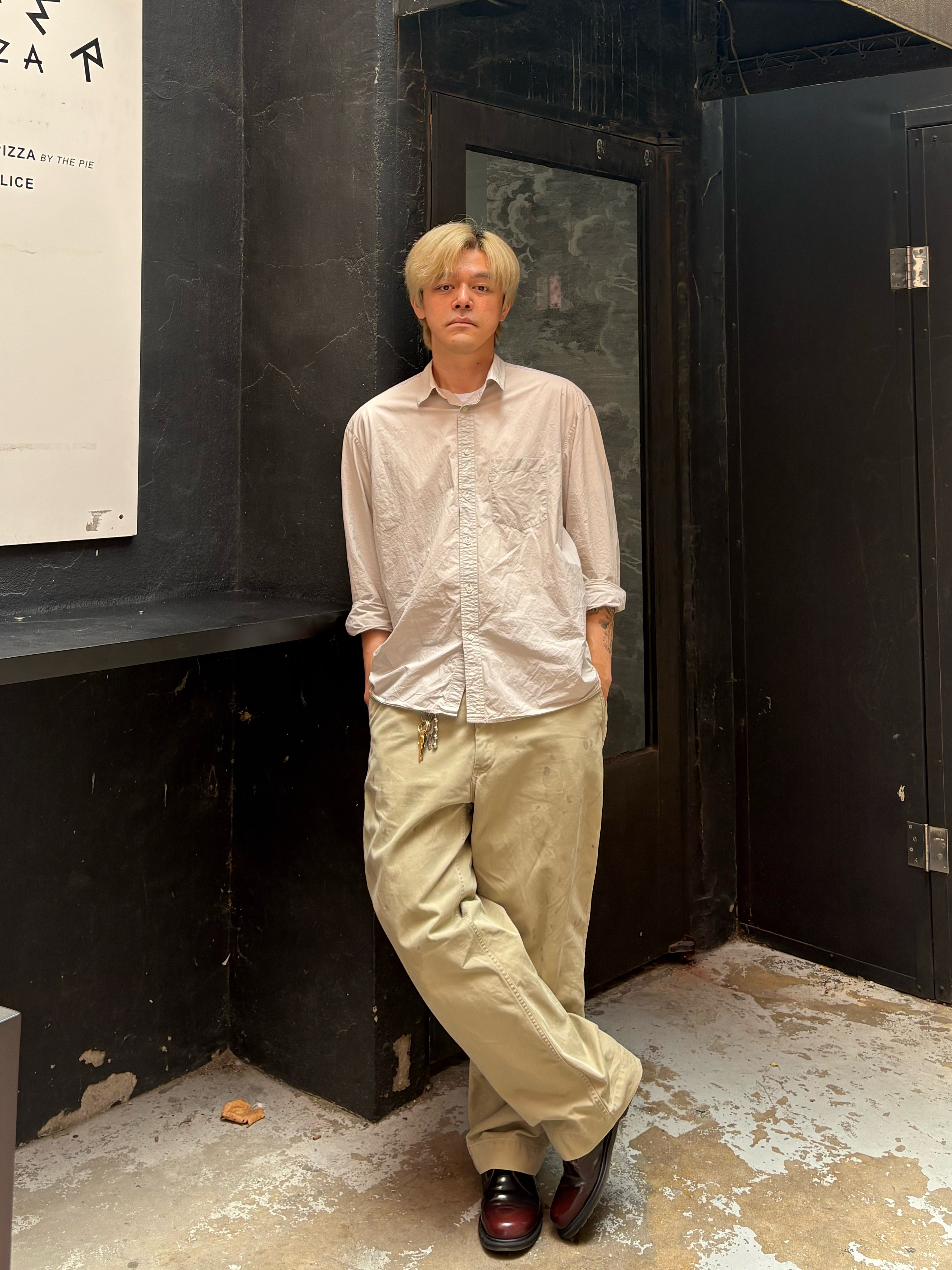 Dr. Martens Mayfare Rub Off Leather Shoes Cherry Red Arcadia, Pottery Comfort Shirt Silver 착용 스타일 - 2